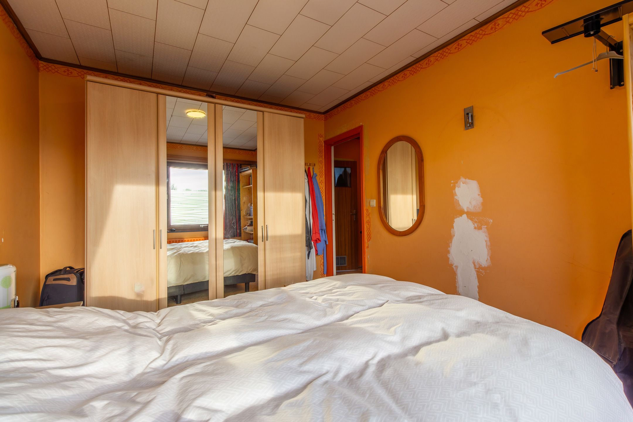 Charmante gezinswoning met potentieel, grote oprit en tuin foto 10