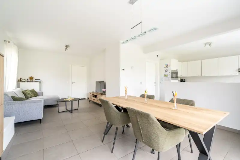 Halfopen bebouwing met praktische indeling in rustige woonwijk foto 7