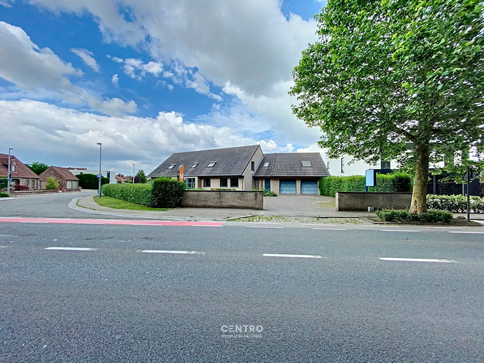 Ruim (430m²), multifunctioneel pand (bewoning, kantoor, praktijk, horeca, ...)  op ZICHTLOCATIE langs invalsweg Roeselare (vlakbij de ring R32). foto 2
