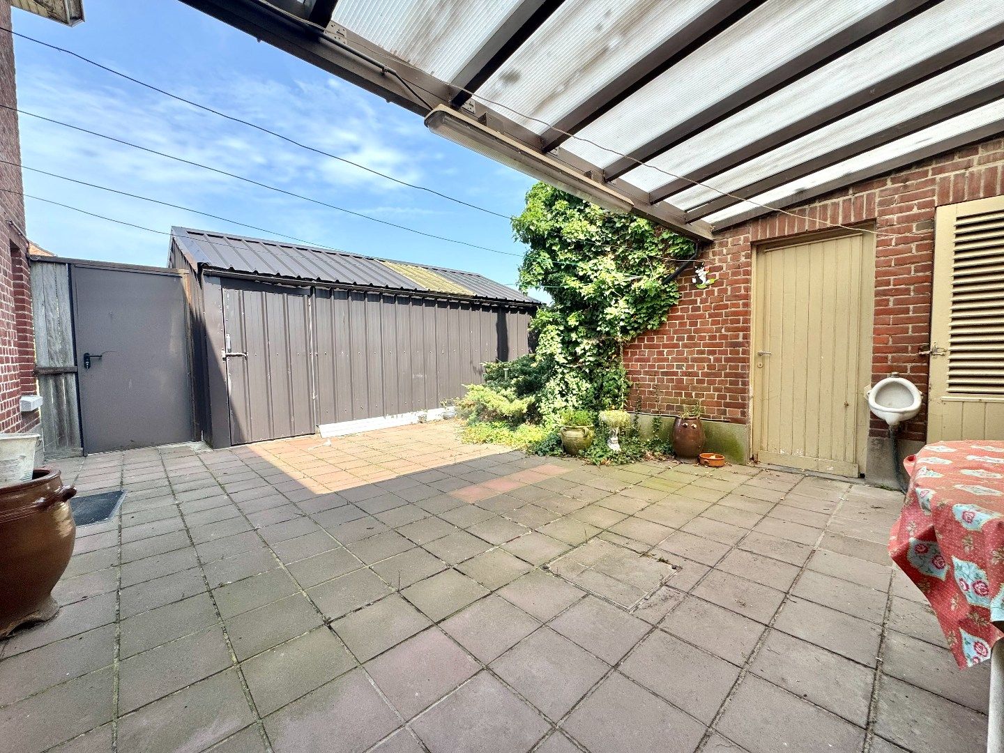 Halfopen woning te koop in Hulste met tuin, mogelijkheid tot 6 slaapkamers en garage. foto 9