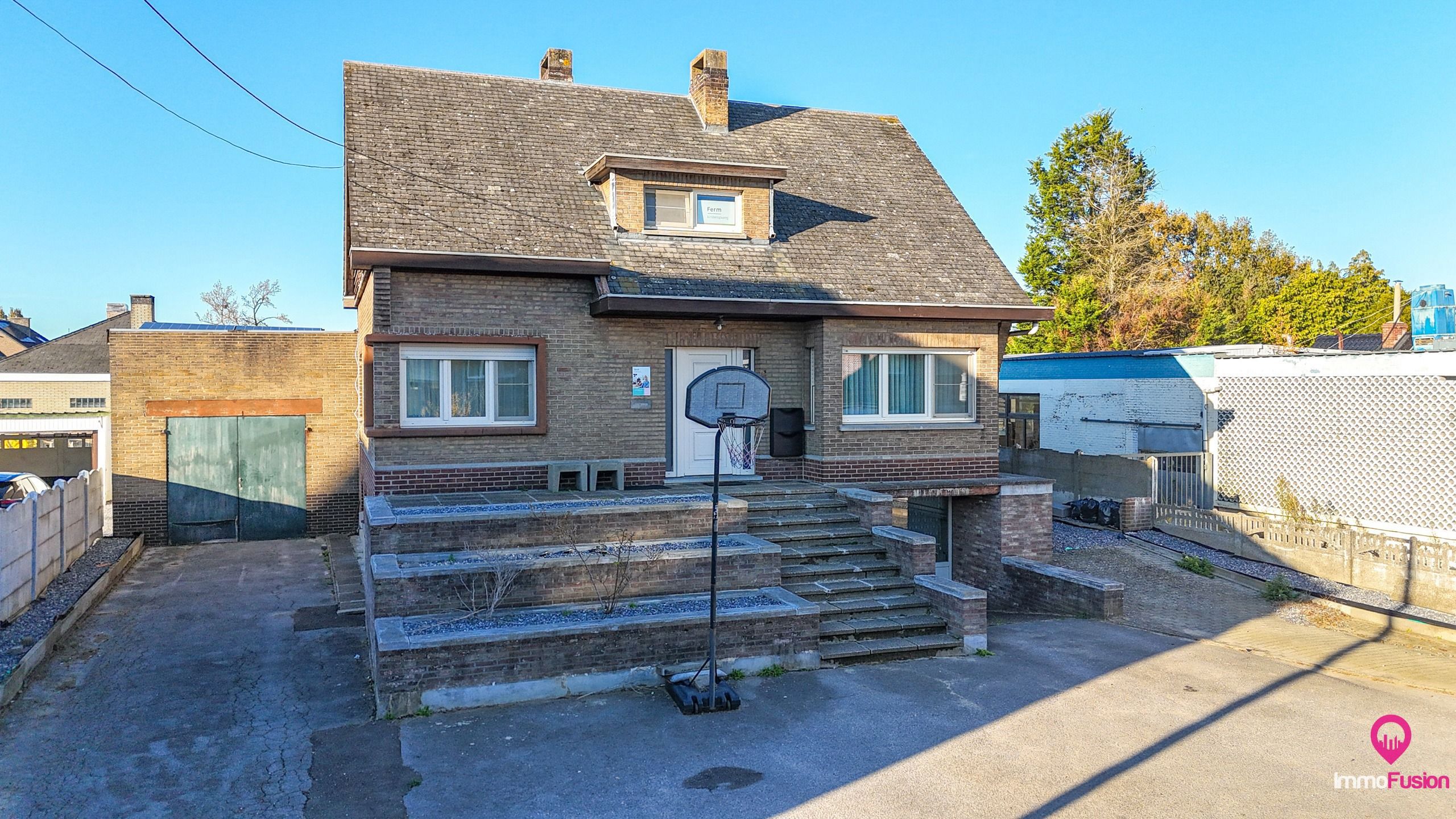 Uniek woon-werkpand met vergunde loods van 110m² en 5 slpks! foto {{pictureIndex}}