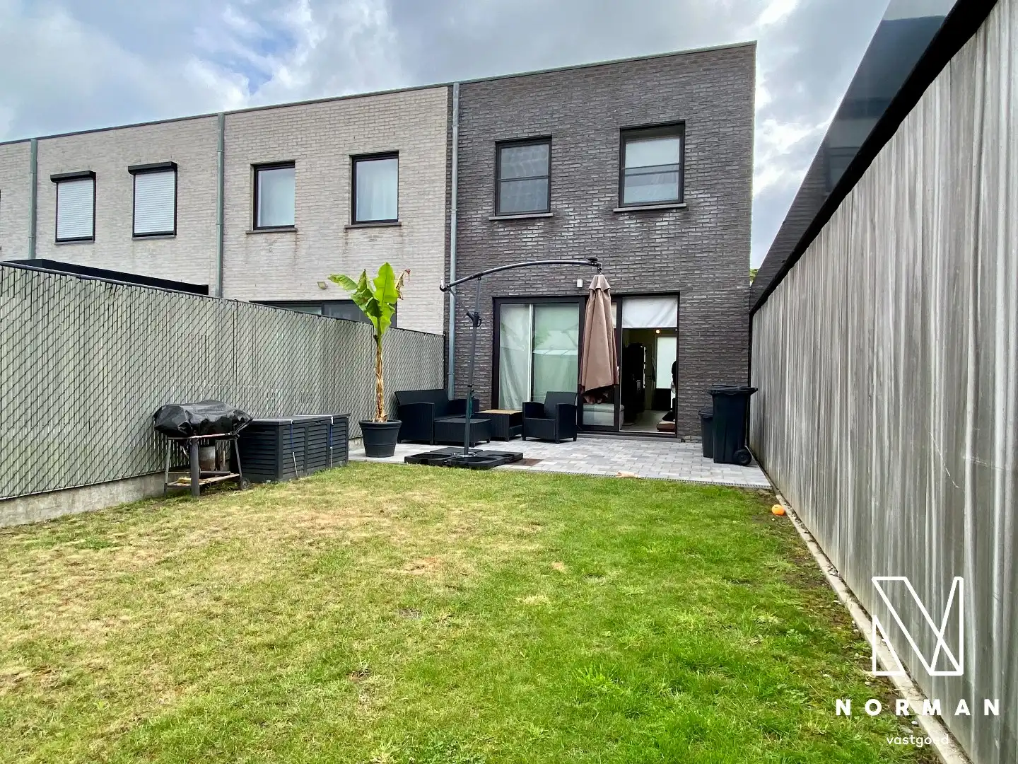 Recente woning in rustige buurt met 3 slaapkamers, zuidwest gerichte tuin en carport in Beveren-Leie foto {{pictureIndex}}