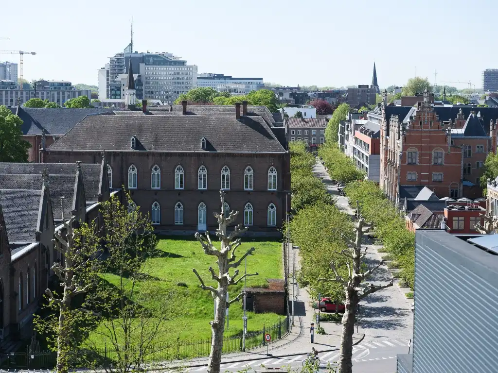 Centrum Gent – lichtrijk gerenoveerd twee slaapkamerappartement met terras en zicht over de Bijloke en de Leie. foto 16