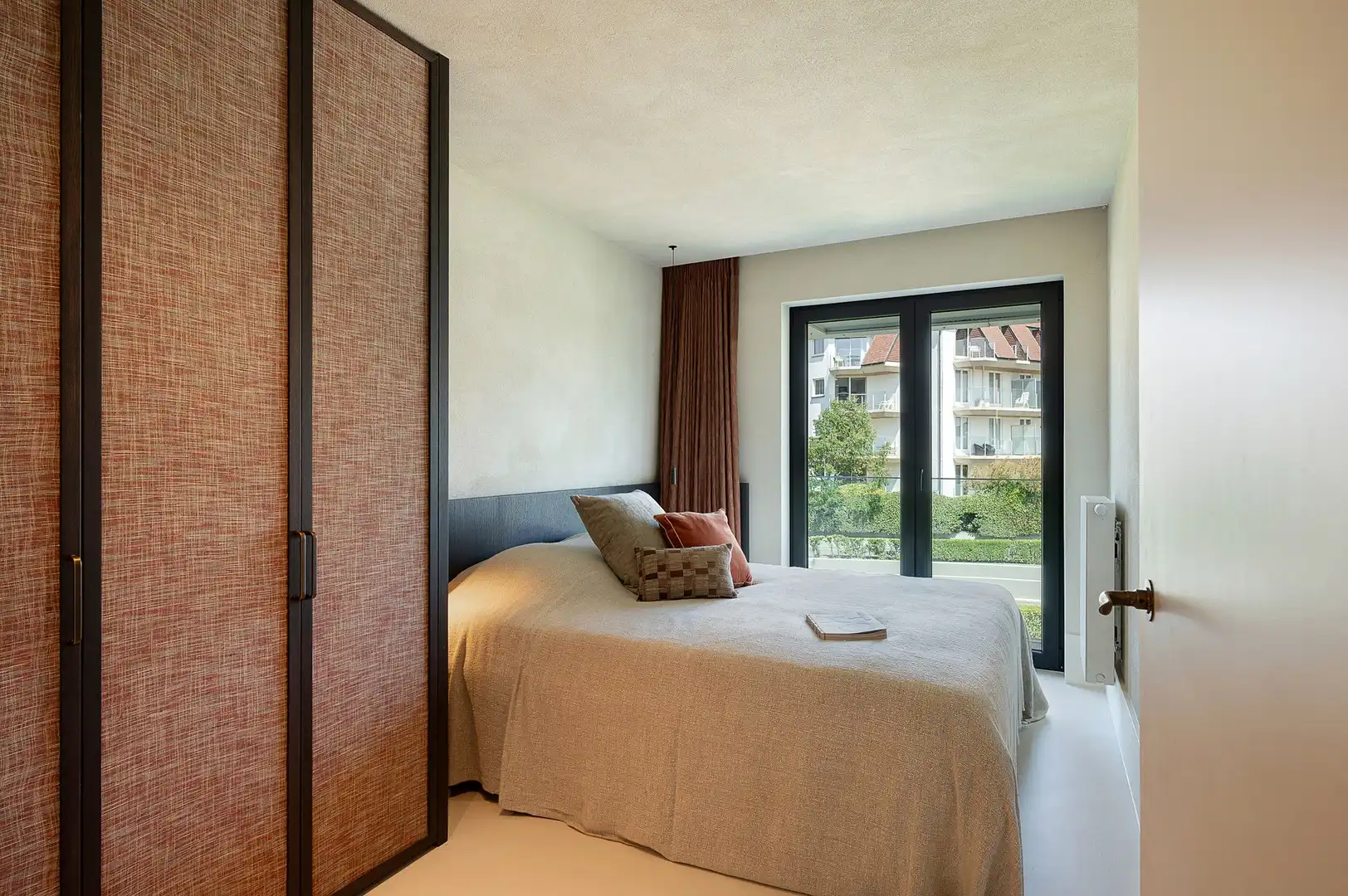 Stijlvol gerenoveerd appartement op toplocatie in het Zoute. foto 16