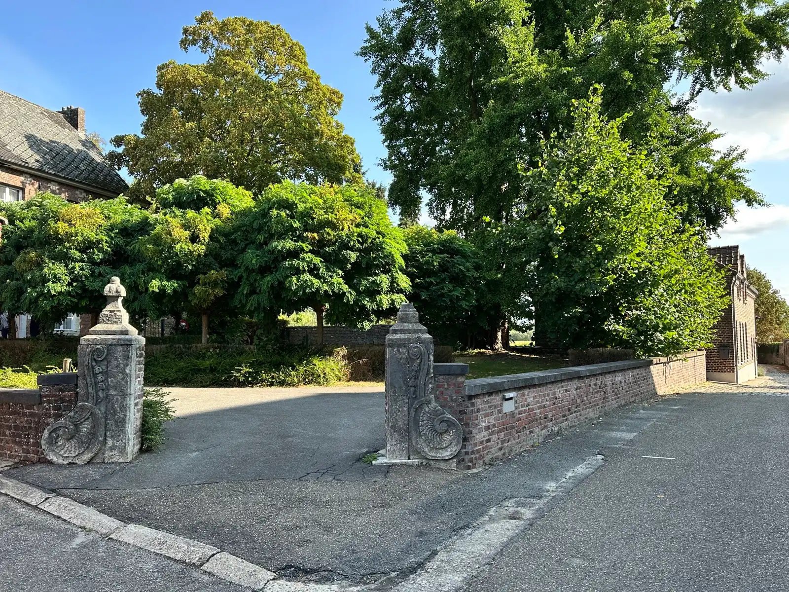 In de schaduw van de kerktoren bevindt zich deze mooie historische idyllische unieke pastorie.   foto 4