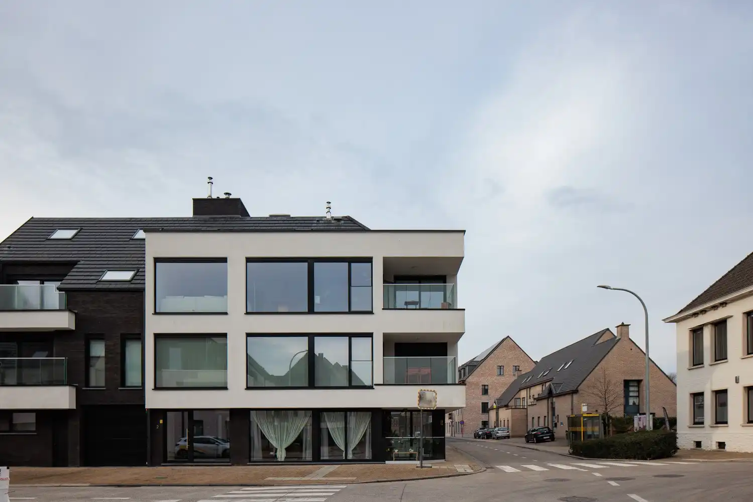 Recent en lichtrijk 2-slaapkamerappartement met garage foto 23