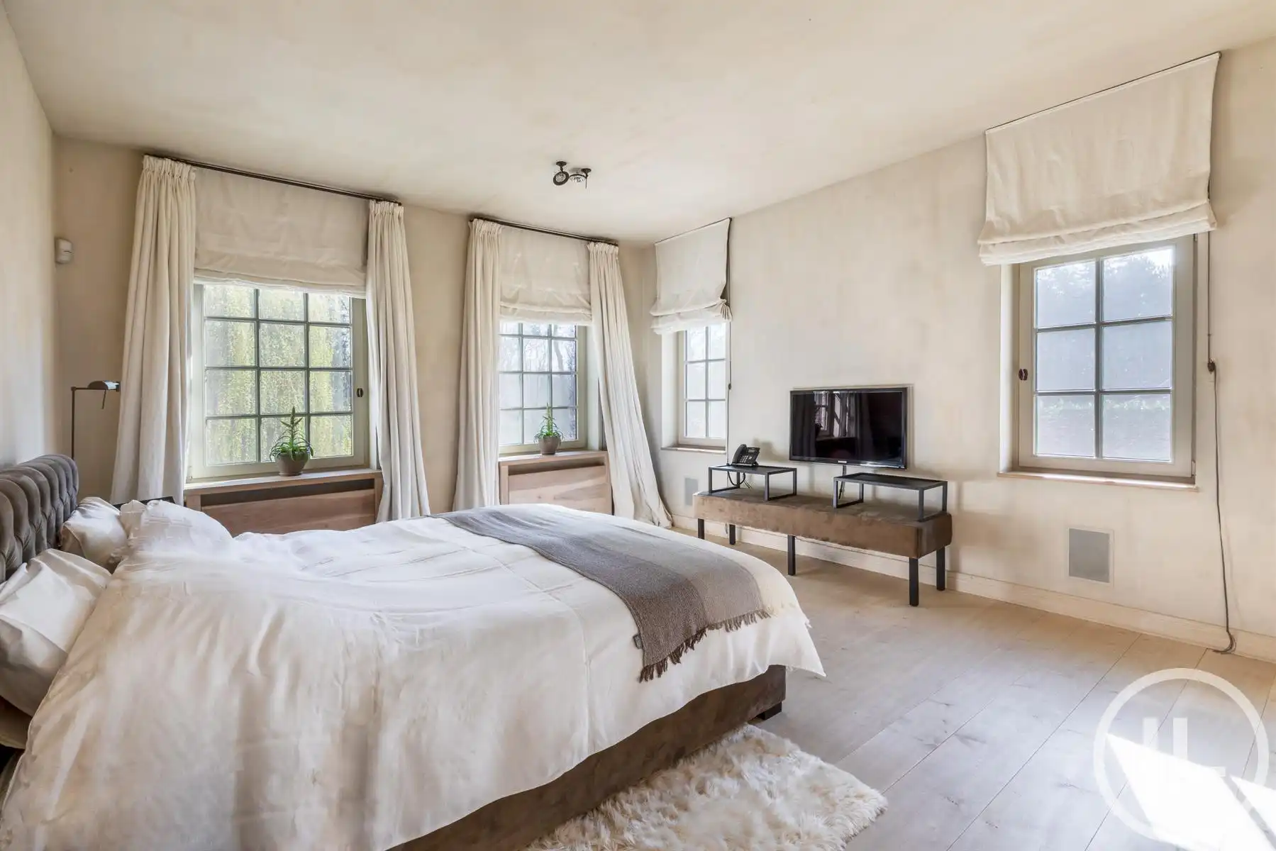 Schitterend domein van 7,7 ha met prachtige villa, zwembad, guesthouse, ruime schuur en uitgebreide paardenfaciliteiten. foto 18