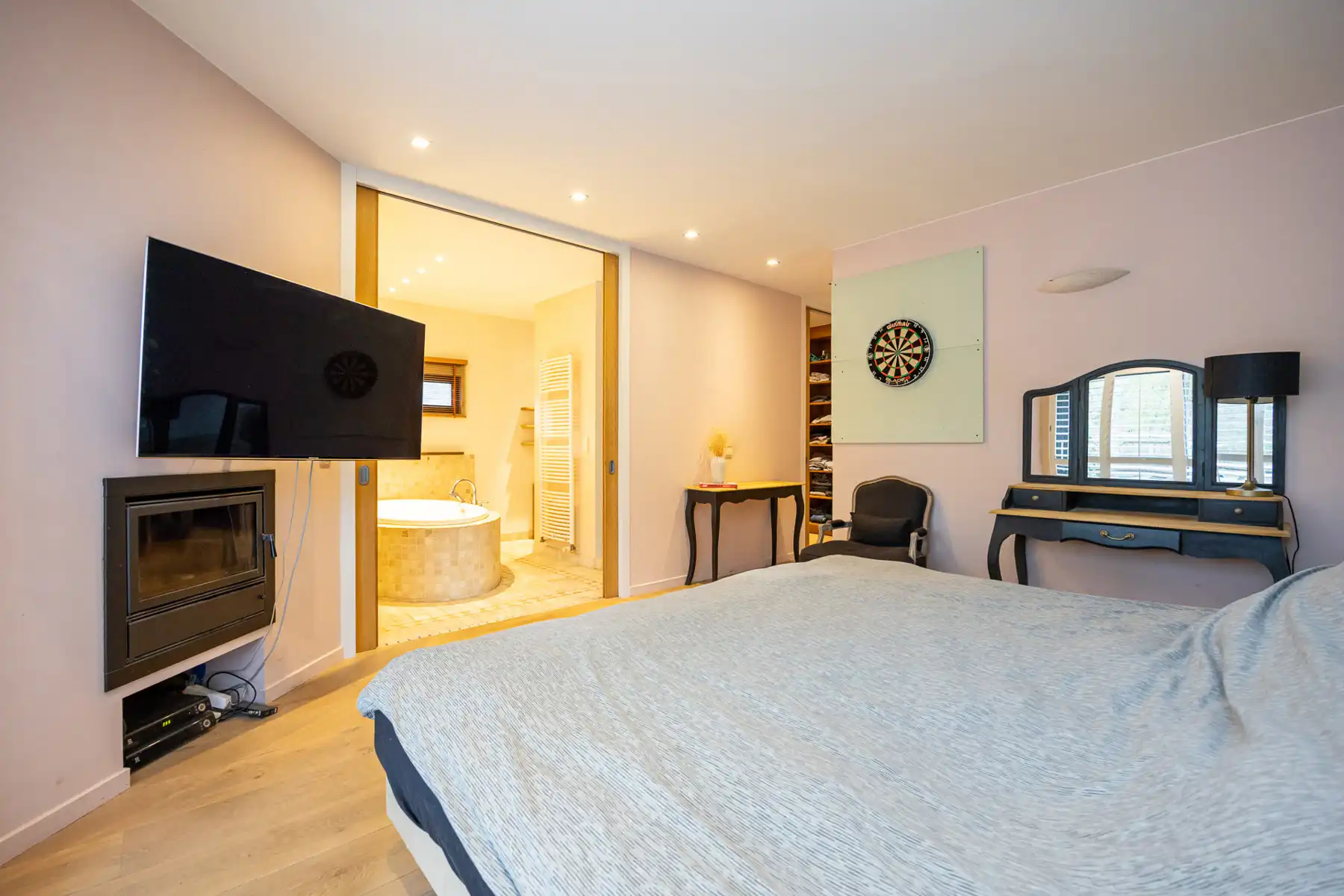 Gerenoveerde hoeve met weiland en stallen op ca. 11 000 m²  foto 17