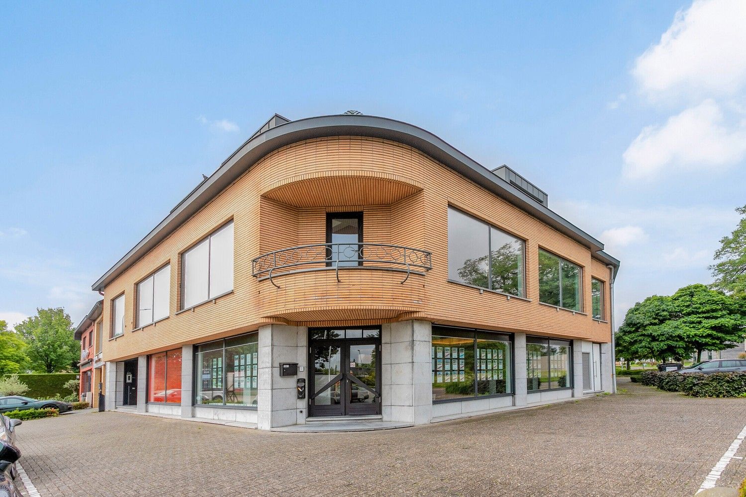 Investeringsvastgoed: Kantoorgebouw met appartement foto {{pictureIndex}}