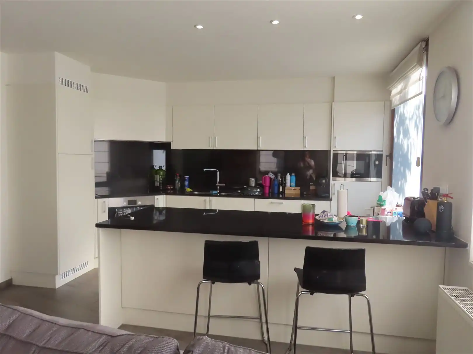 Gemeubeld 3 slaapkamerappartement met parking! foto 4