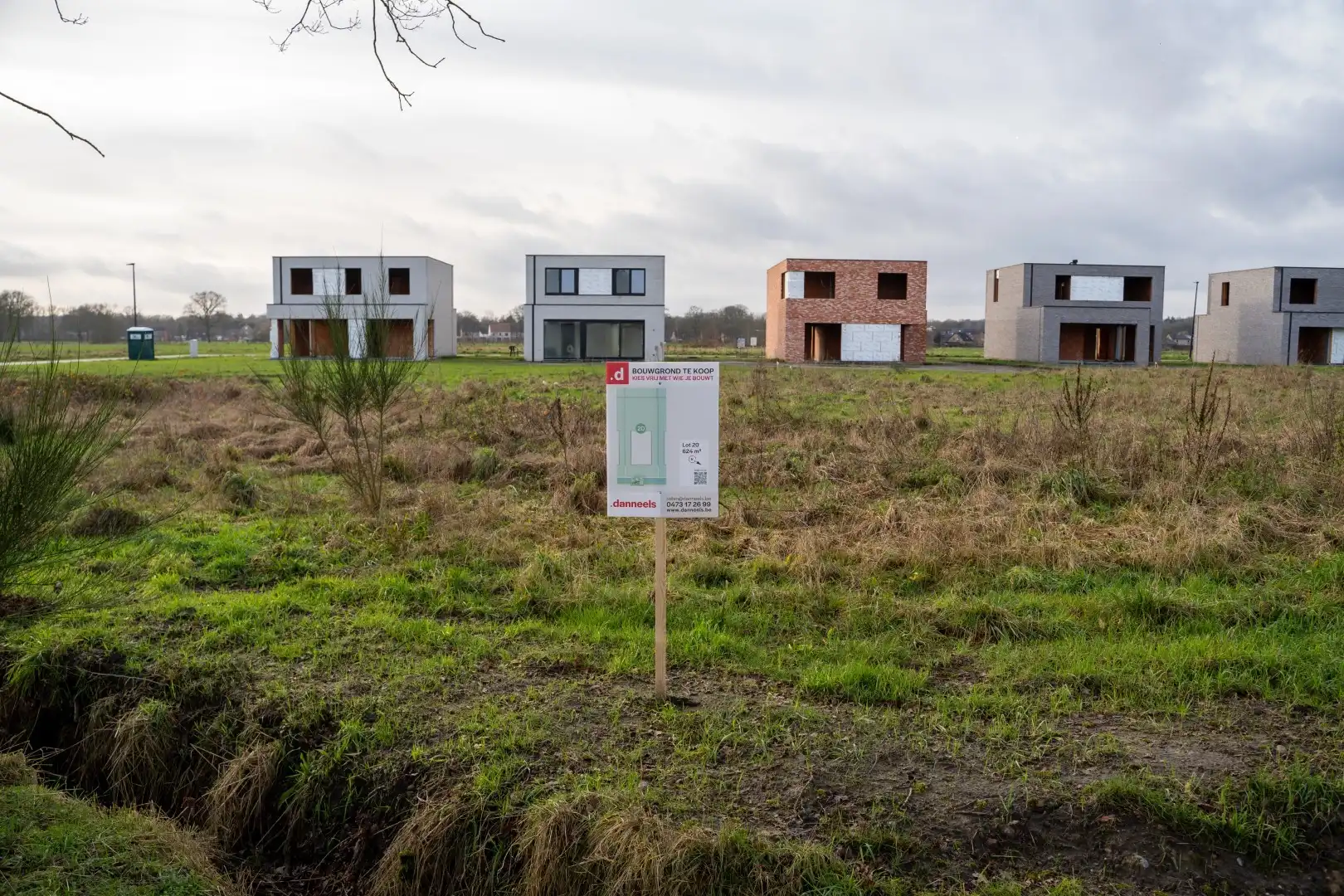 Bouwgronden voor open bebouwing in landelijke omgeving foto {{pictureIndex}}