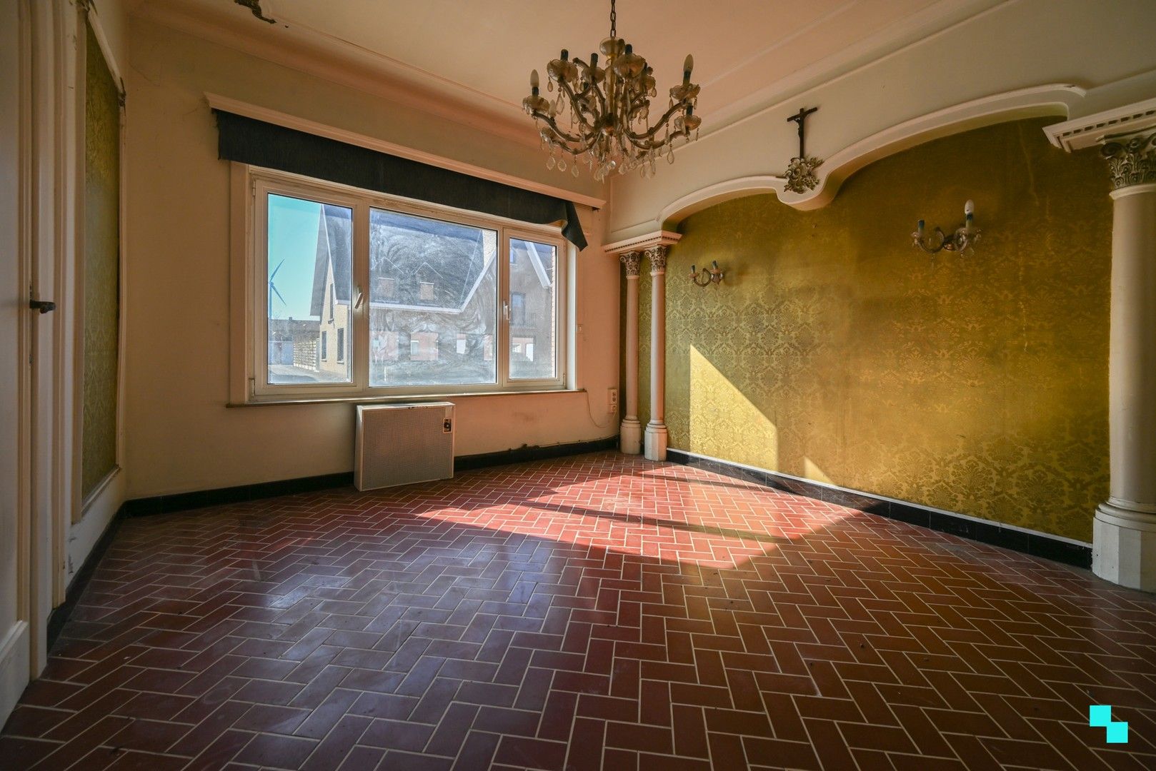 Ruime, te renoveren ééngezinswoning met achteruitweg te Emelgem foto 14