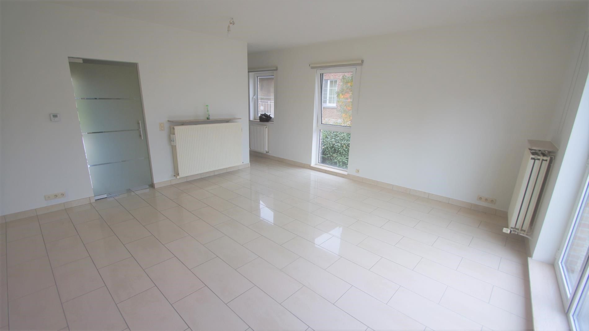 Goed gelegen appartement met 2 slaapkamers en garage. foto 3
