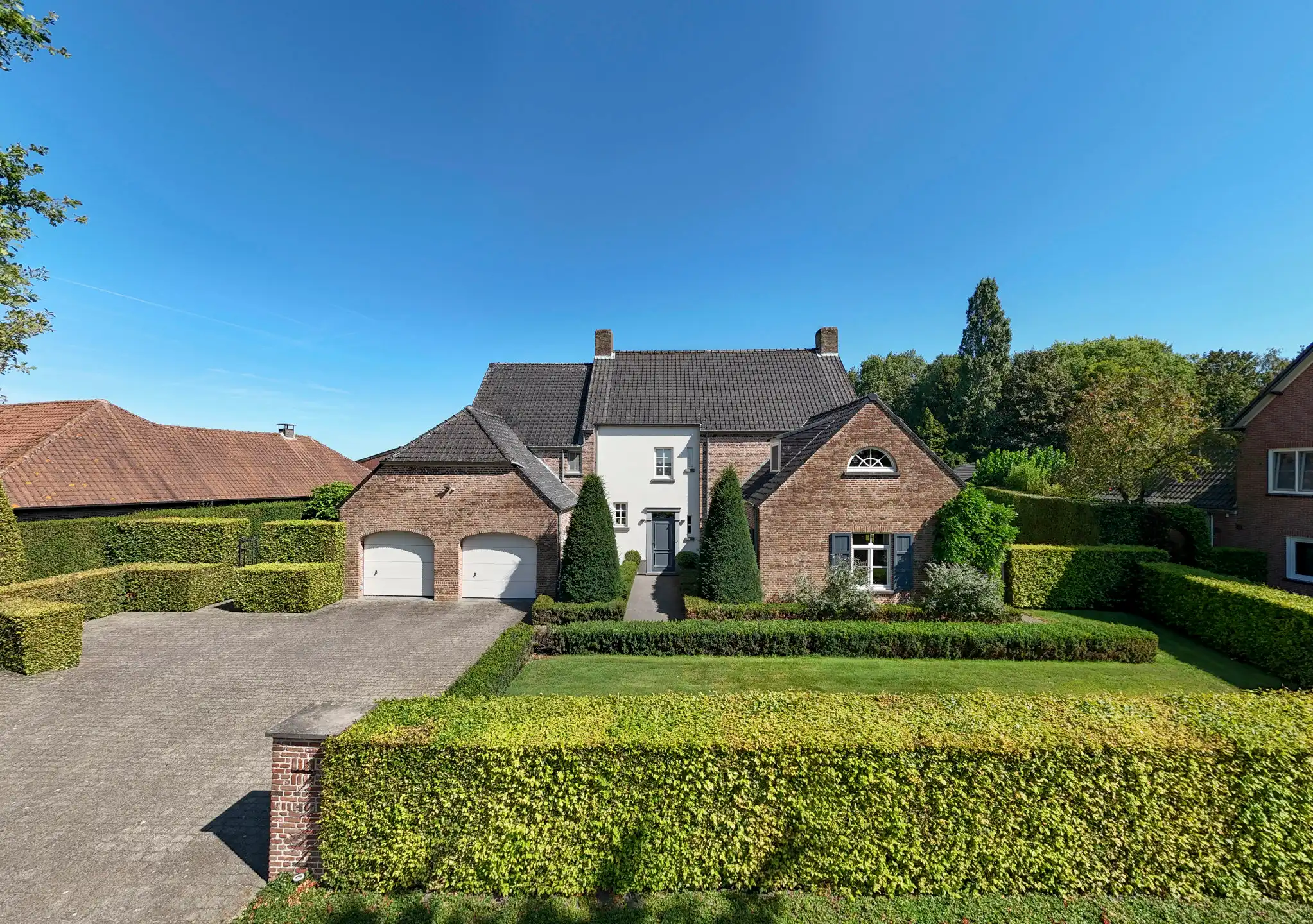 Luxe  villa met een oppervlakte van 475m²  op 1.383m² grond. foto {{pictureIndex}}
