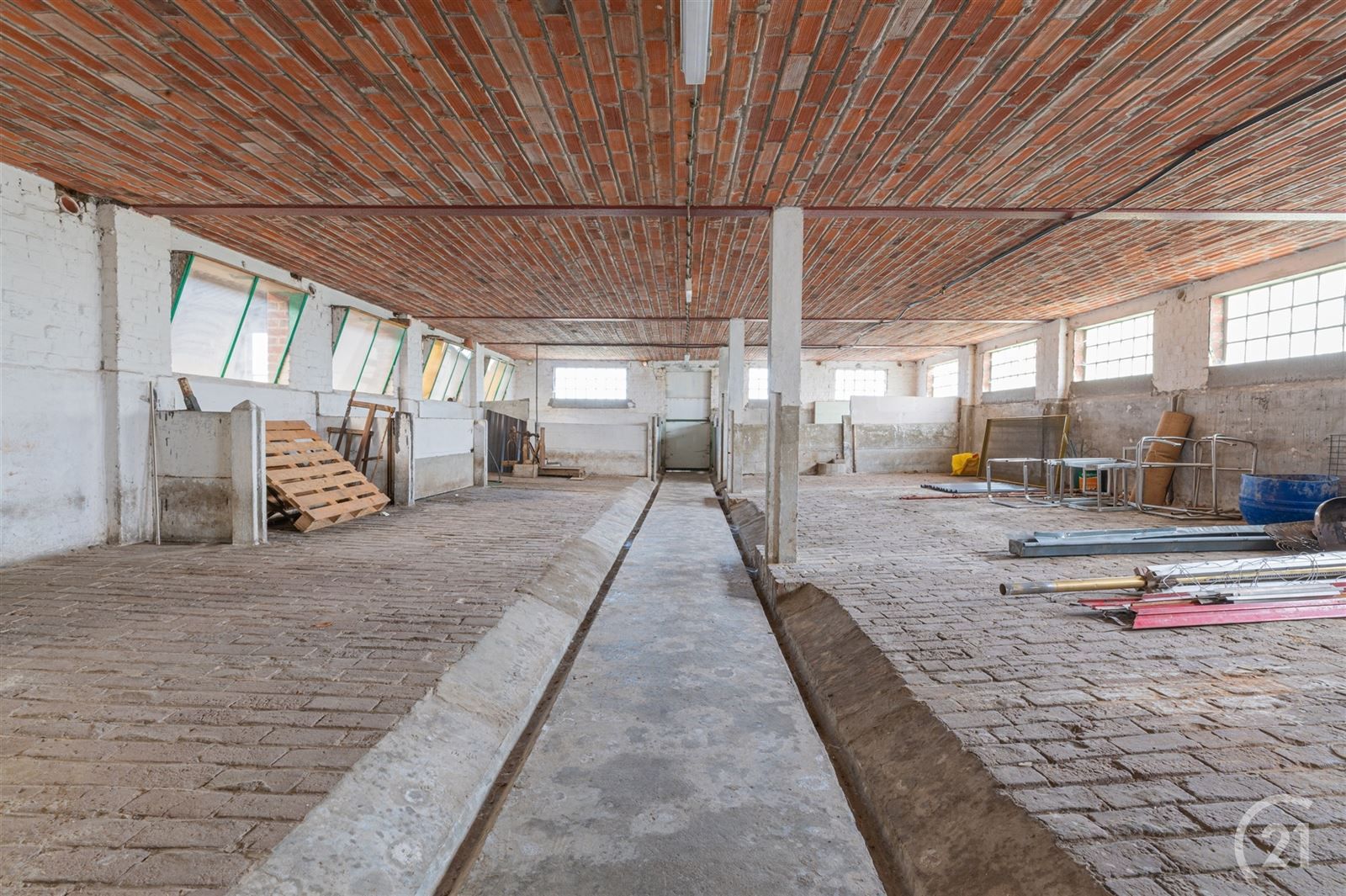 3 gevelwoning met loods (248m2) en garage foto 32
