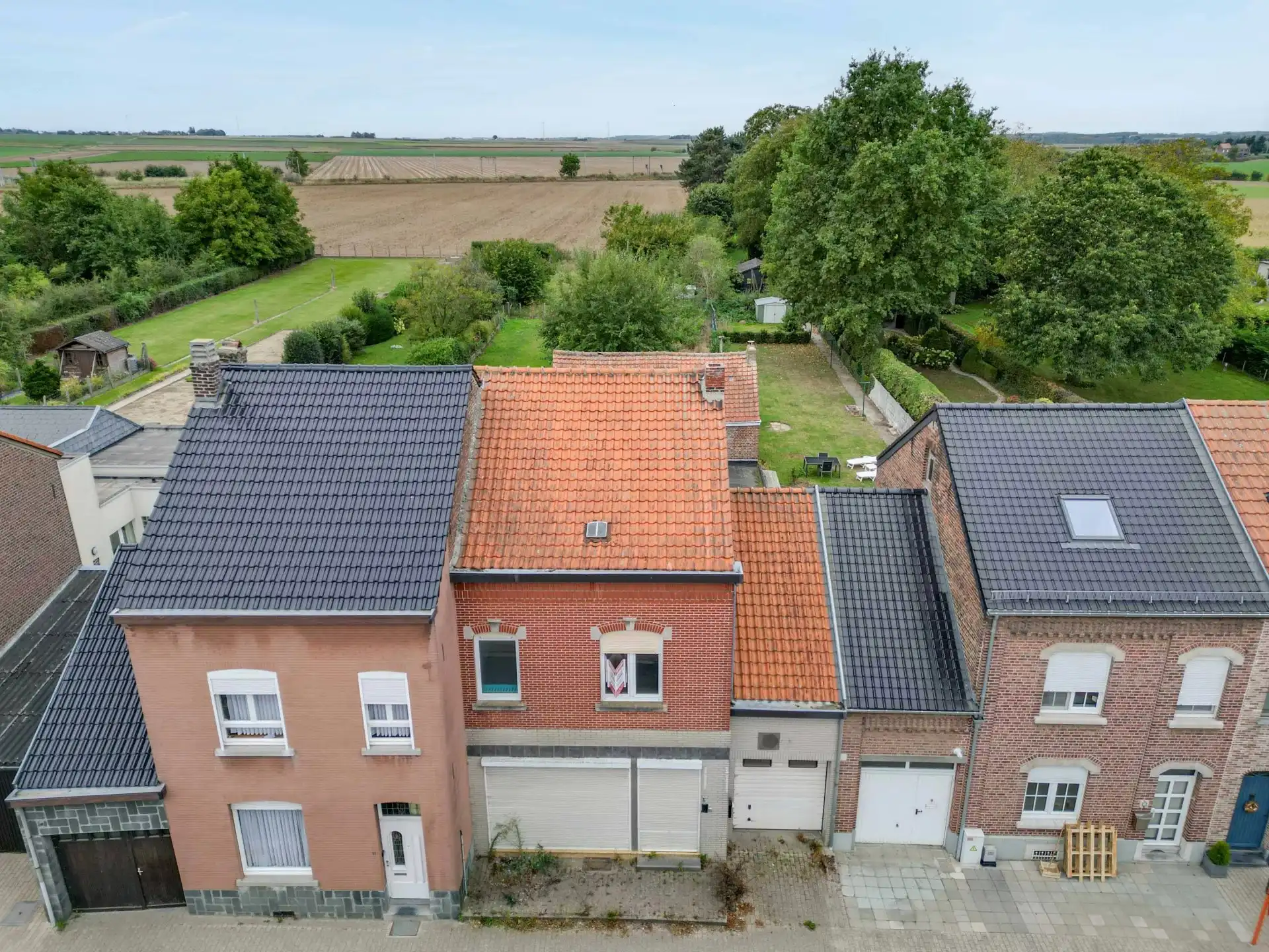 Handelspand met woonst op groot perceel foto 2