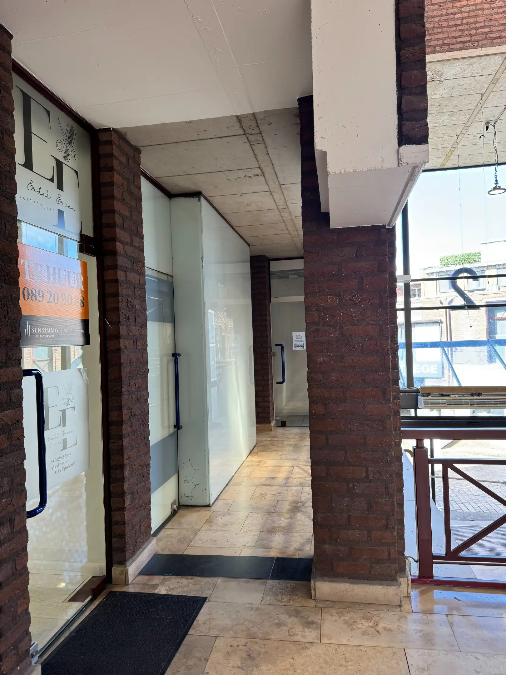 Handelsruimte in het hartje van Genk foto 8