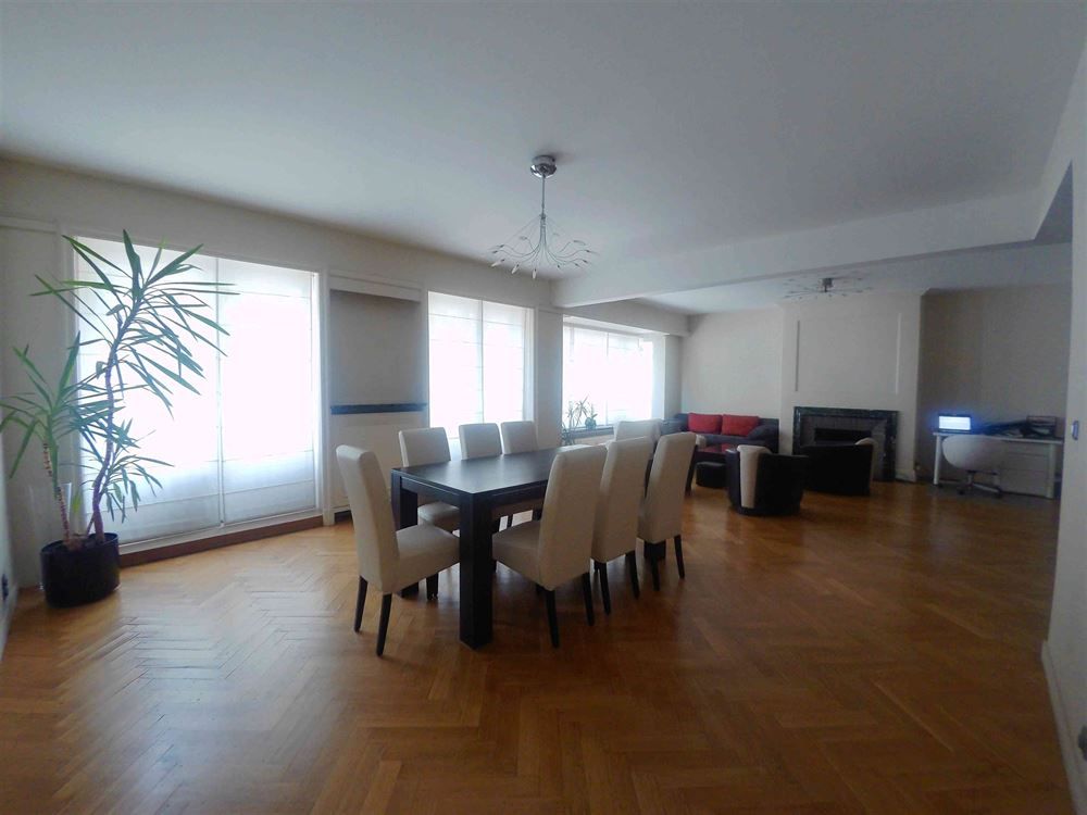Ruim appartement met terrassen en garagebox foto {{pictureIndex}}