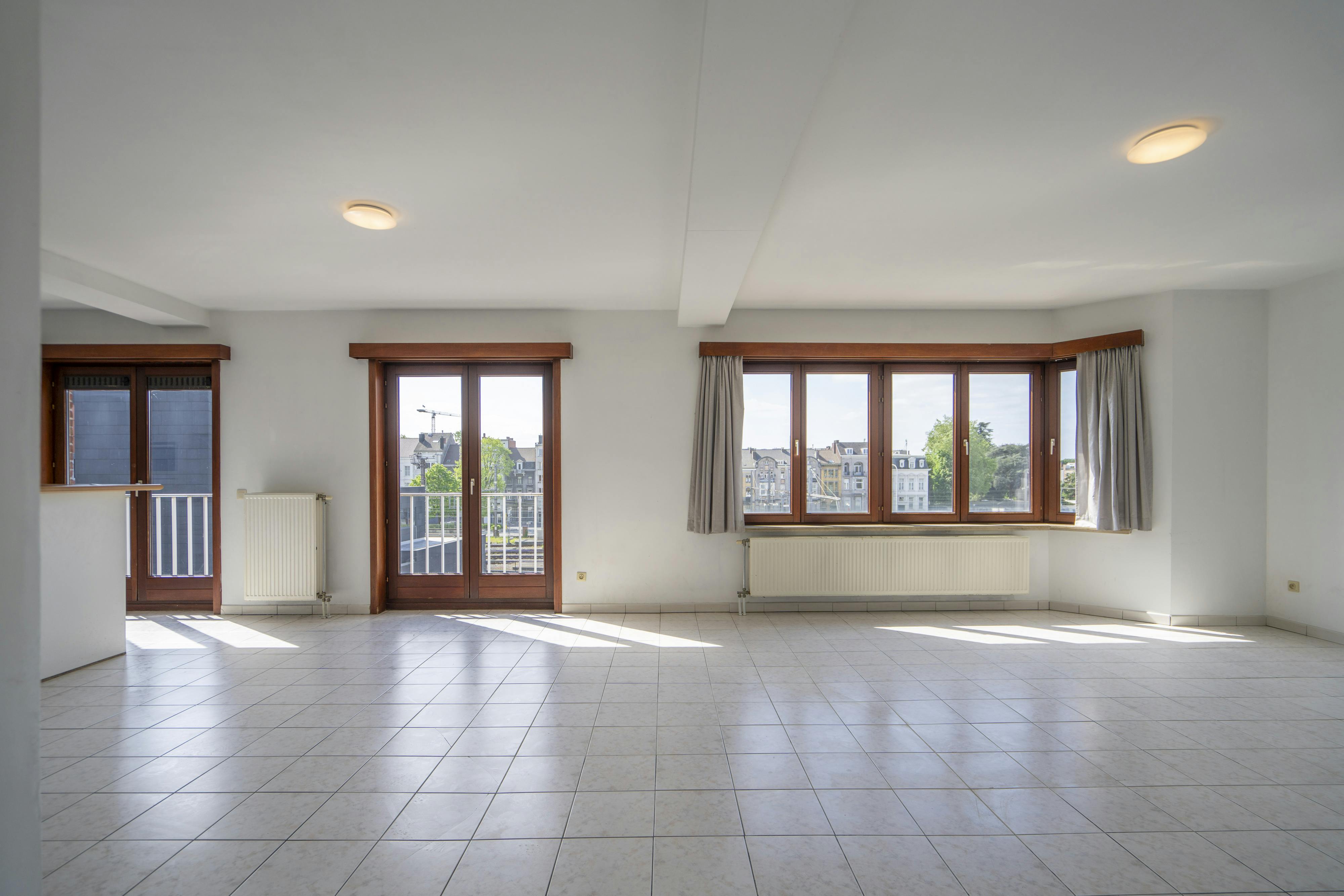 Ruim 3-slaapkamer-appartement met centrale ligging te koop in Kortrijk foto 3