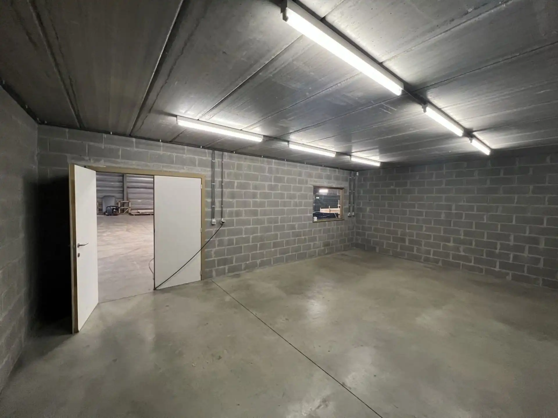 Magazijn  van 450m² te huur foto 11