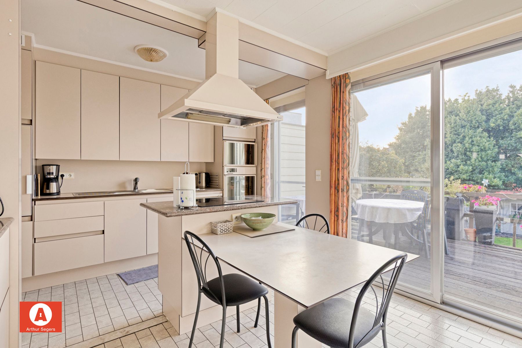 Ruime woning met zuidgerichte tuin en achteruitweg foto 14