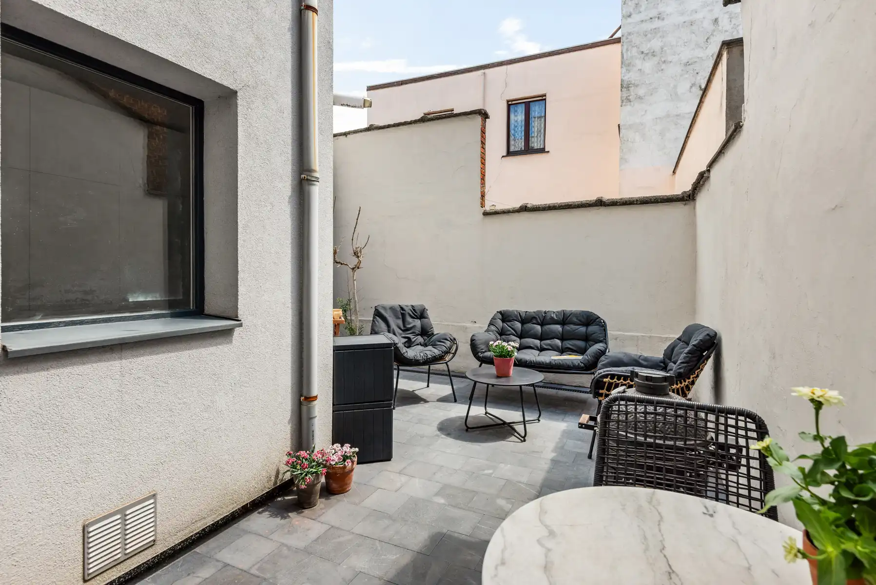 Een verrassend ruime woning met garage en zonnige koer foto 7
