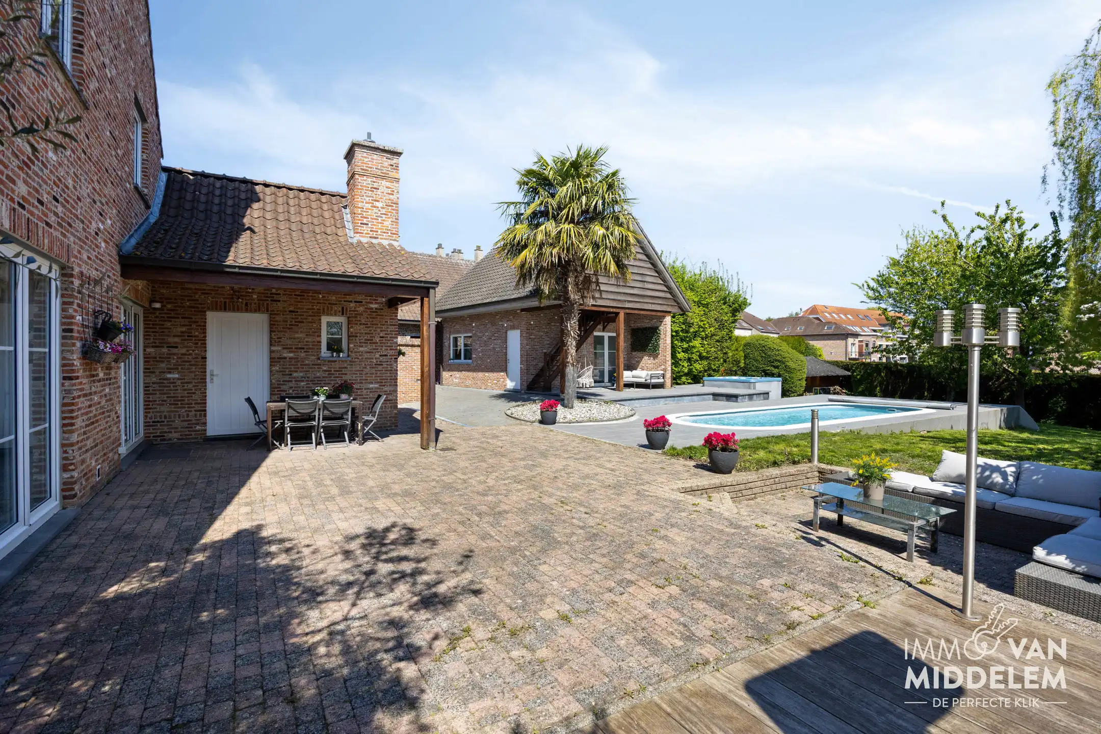 CHARMANTE VILLA MET ZWEMBAD EN VEELZIJDIG BIJGEBOUW foto 3