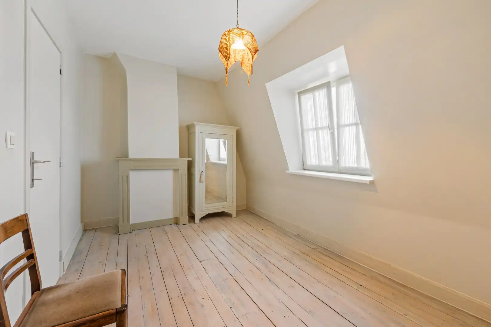 Grotendeels gerenoveerde woning met 2 slaapkamers, ruime zolder en tuin te Menen foto 16