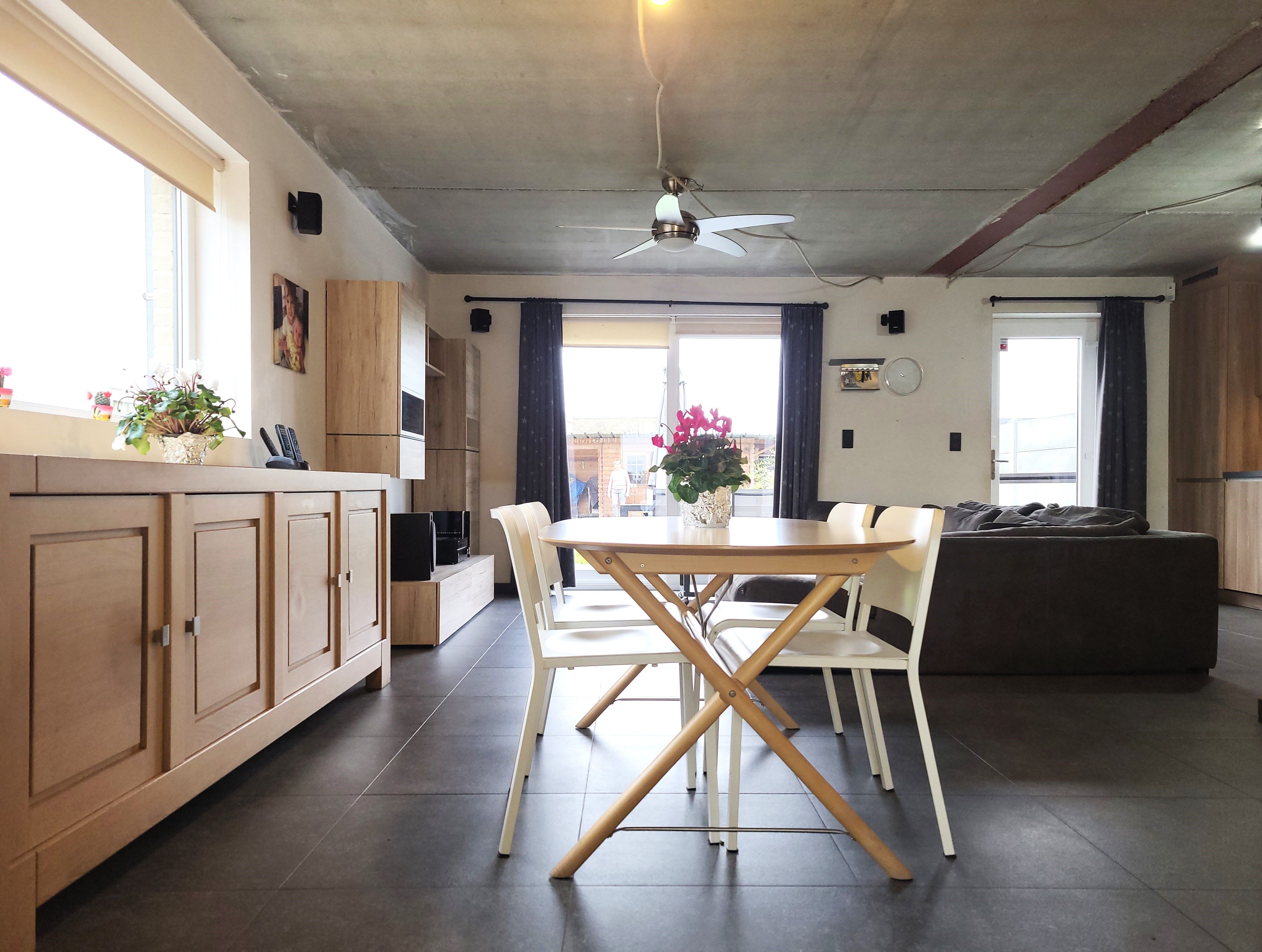 Deze instapklare halfopen woning uit 2014 ligt in een rustige en landelijke straat in Lierde.  foto 12