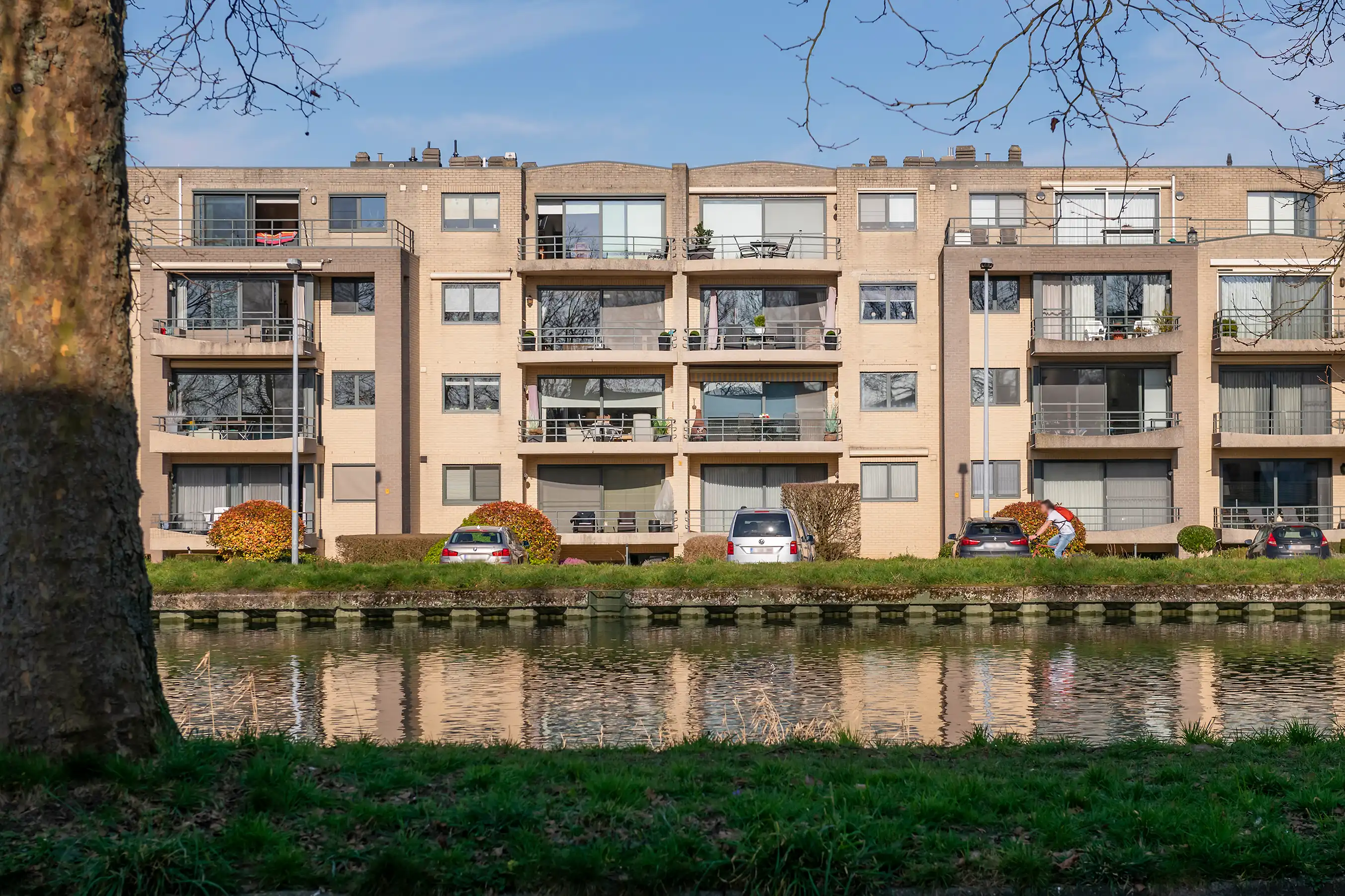 Exclusief appartement van 250 m² met panoramisch zicht op de vaart. foto 2