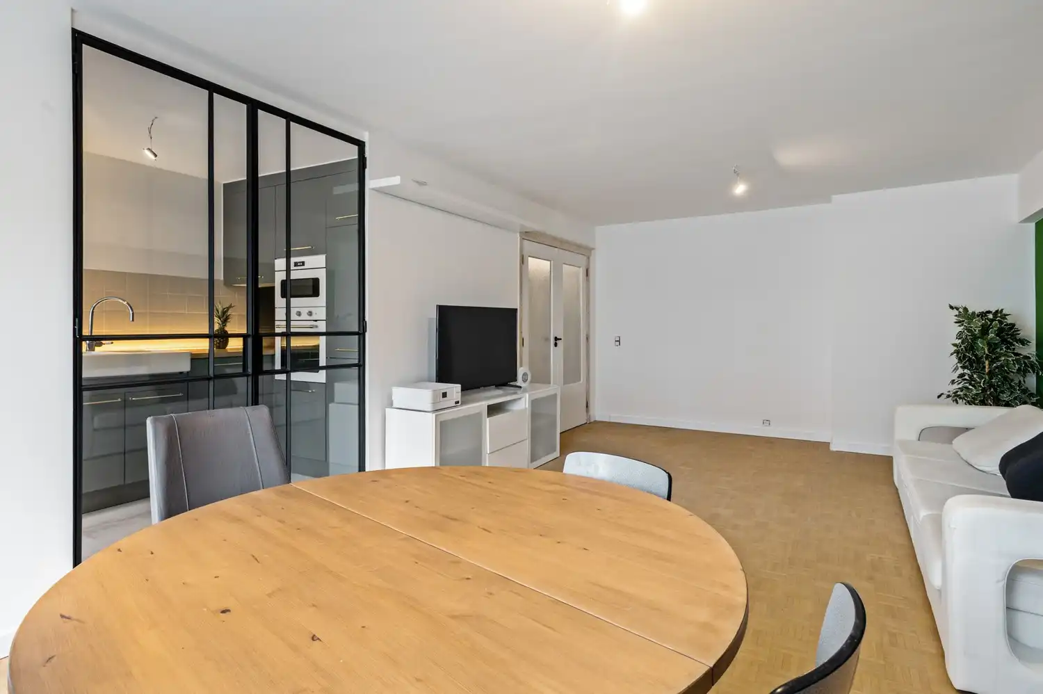 Gerenoveerd appartement met 2 slaapkamers en staanplaatsen te Antwerpen! foto {{pictureIndex}}