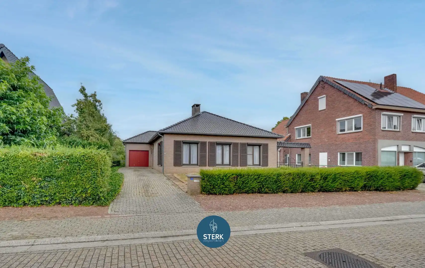 GELIJKVLOERSE WONING MET VEEL POTENTIEEL OP EEN RUSTIGE LOCATIE TE REKEM !  foto {{pictureIndex}}