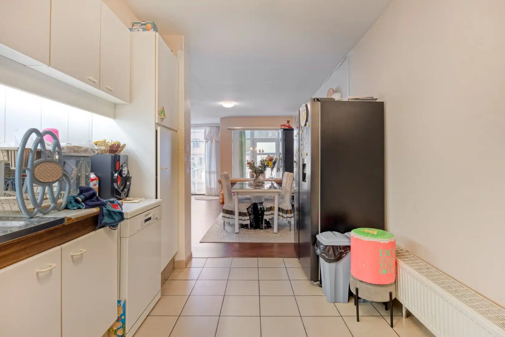 Ruim gelijkvloers appartement met 3 SLPKS, tuin en twee overdekte staanplaatsen !  foto 7