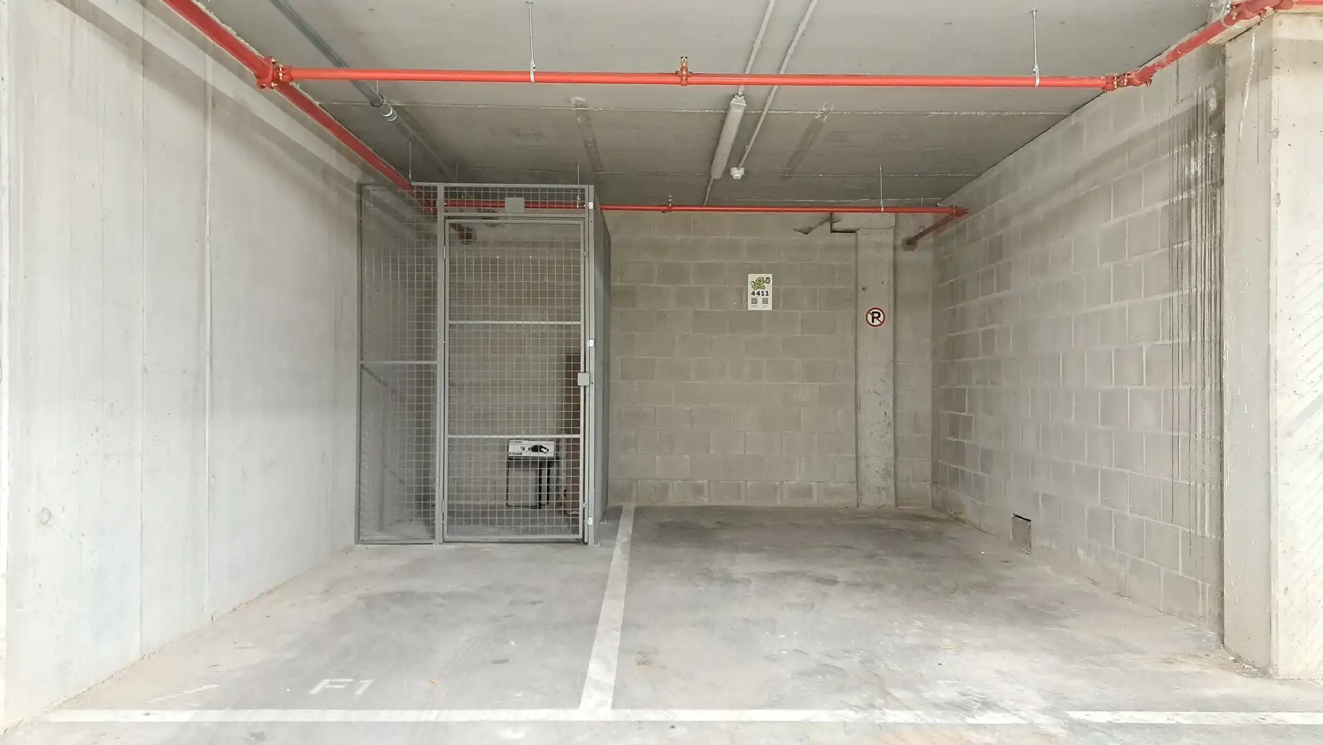 Brede autostaanplaats met berging foto 2