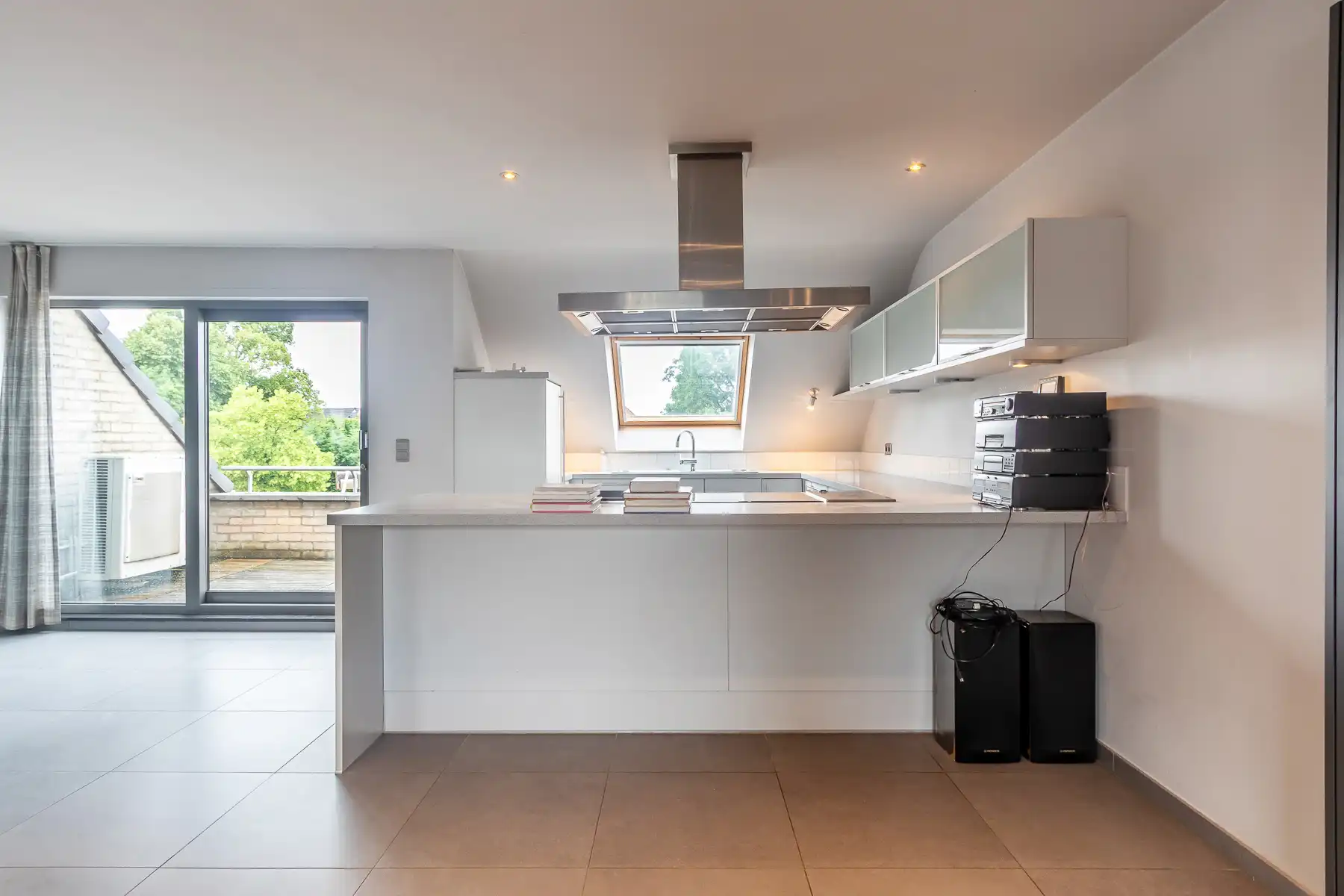Ruim, triplex appartement met 1 slaapkamer vlakbij centrum foto 9