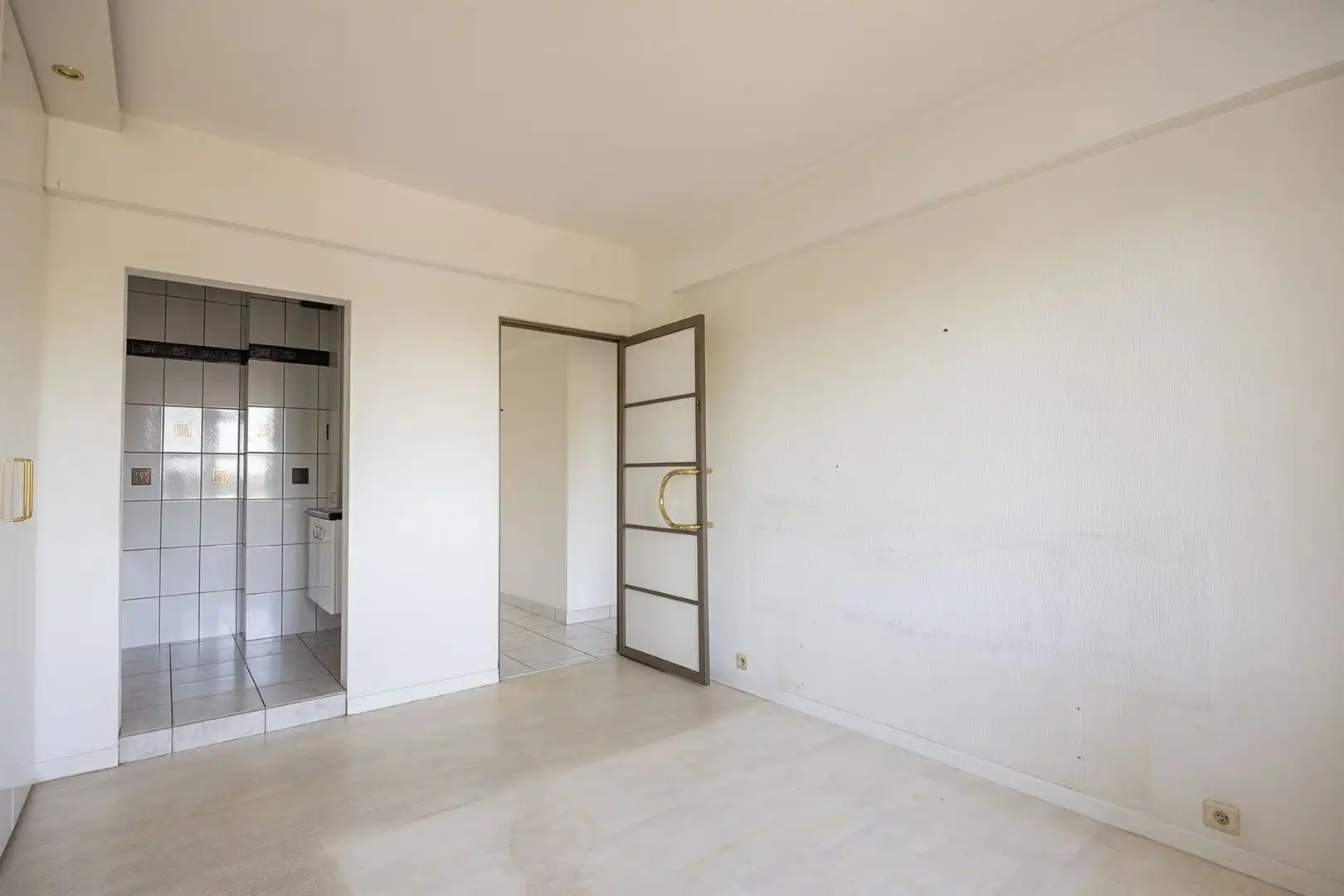 Ruim appartement met 2 slaapkamers, dressing en terras foto 12