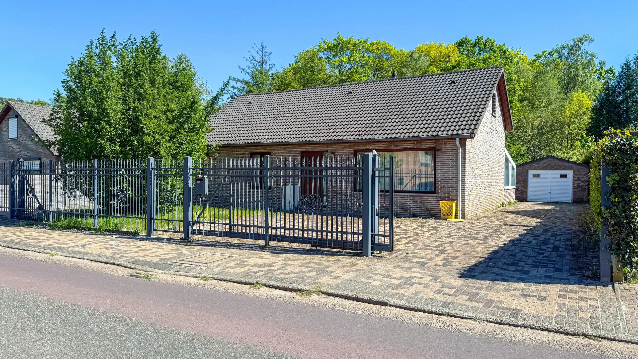 Hoofdfoto van de publicatie: Instapklare bungalow met 5 slpks op toplocatie in Heusden!