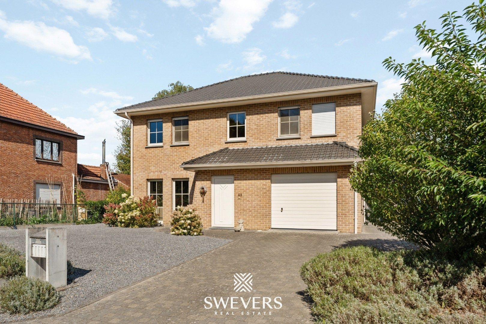 Ruime open bebouwing met nieuwe keuken en veranda foto 33