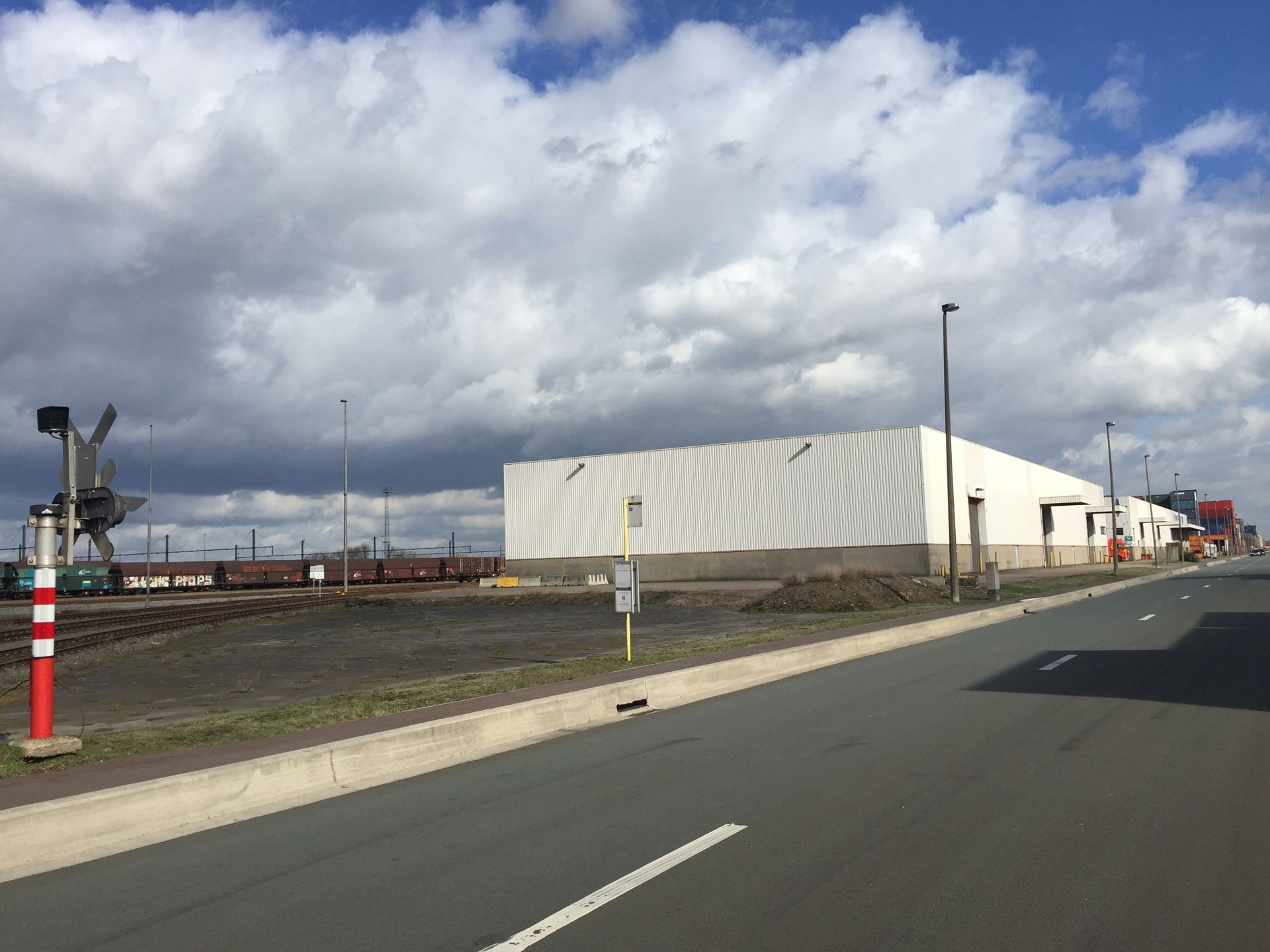 Magazijn met kantoor te huur foto 9