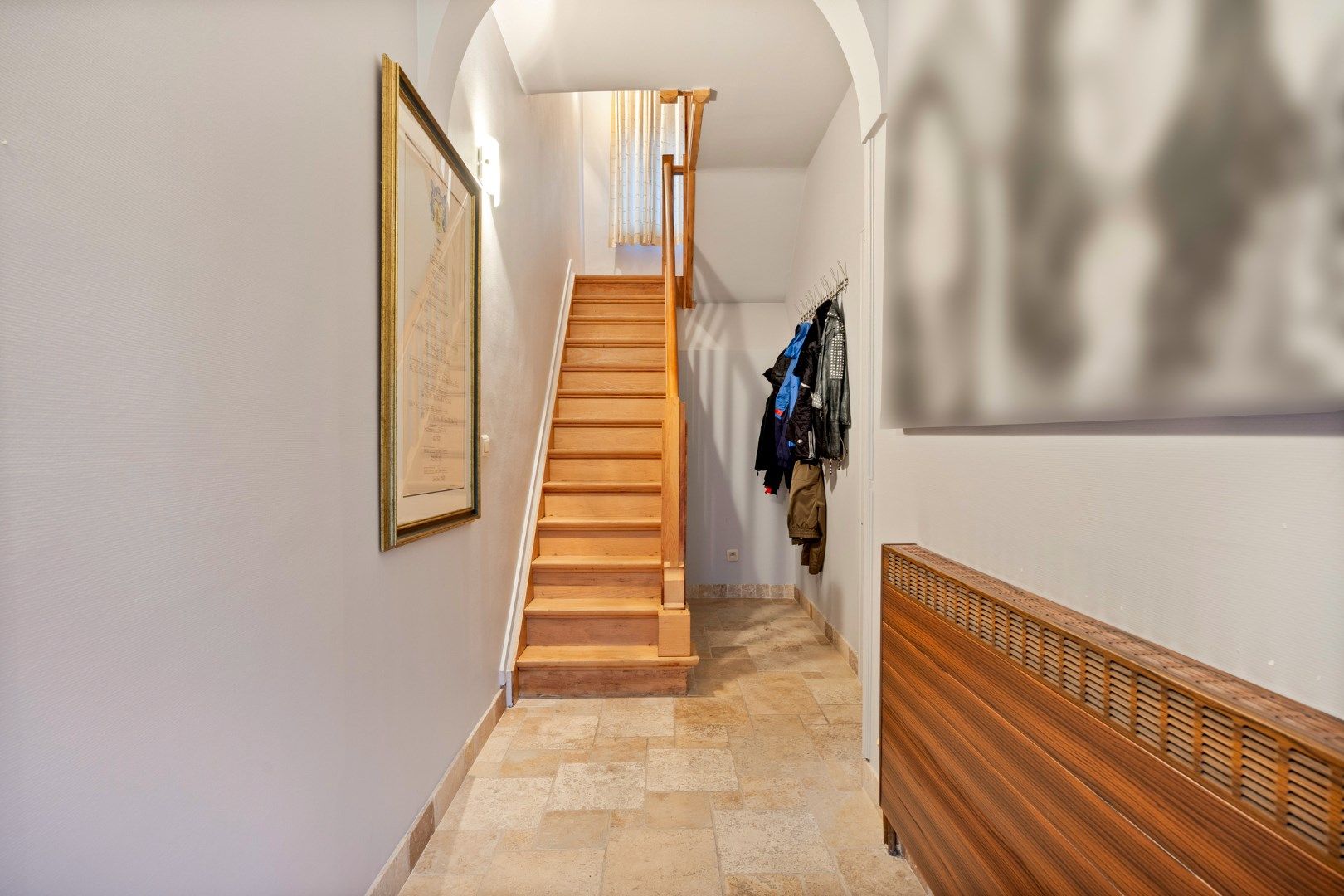 Ruim ingedeelde woning met 4 slpks op een mooi perceel van 21 are met achterliggend groen. foto 4
