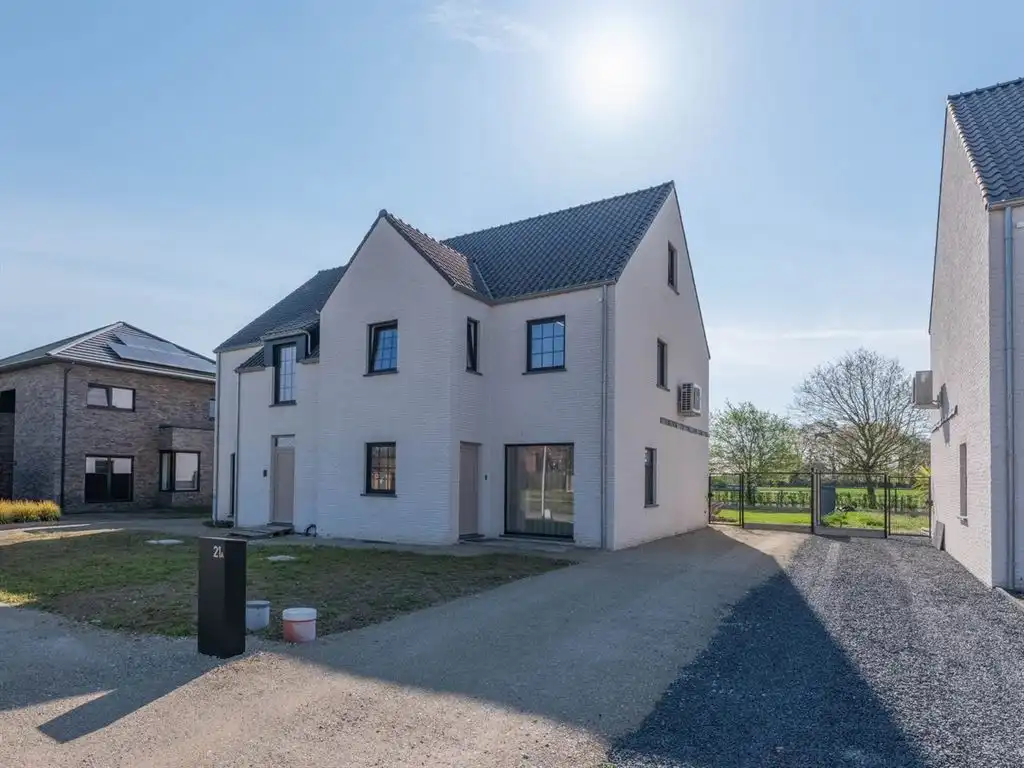 Halfvrijstaande stijlvolle nieuwbouwwoning met landelijke uitstraling foto {{pictureIndex}}