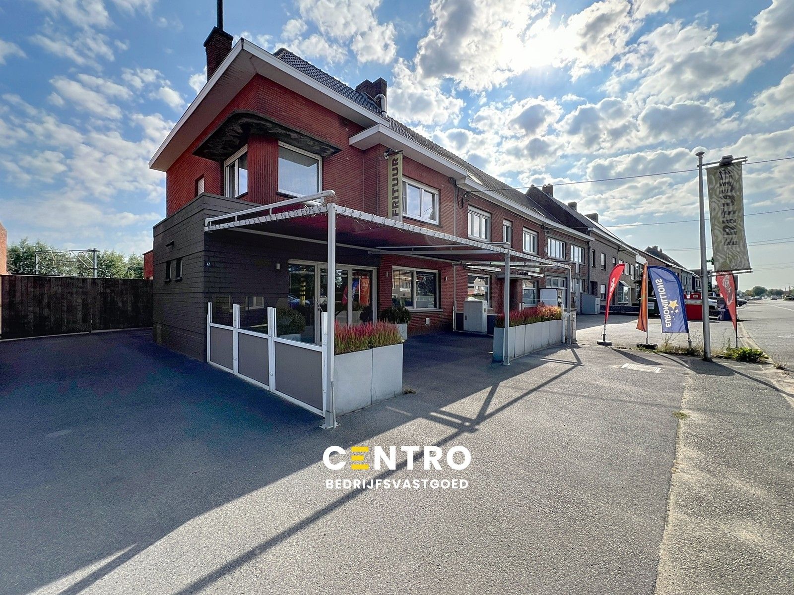 Handelshuis te TORHOUT te koop op verbindingsweg met veel passage. Heden nog ingericht als frituur ! foto {{pictureIndex}}