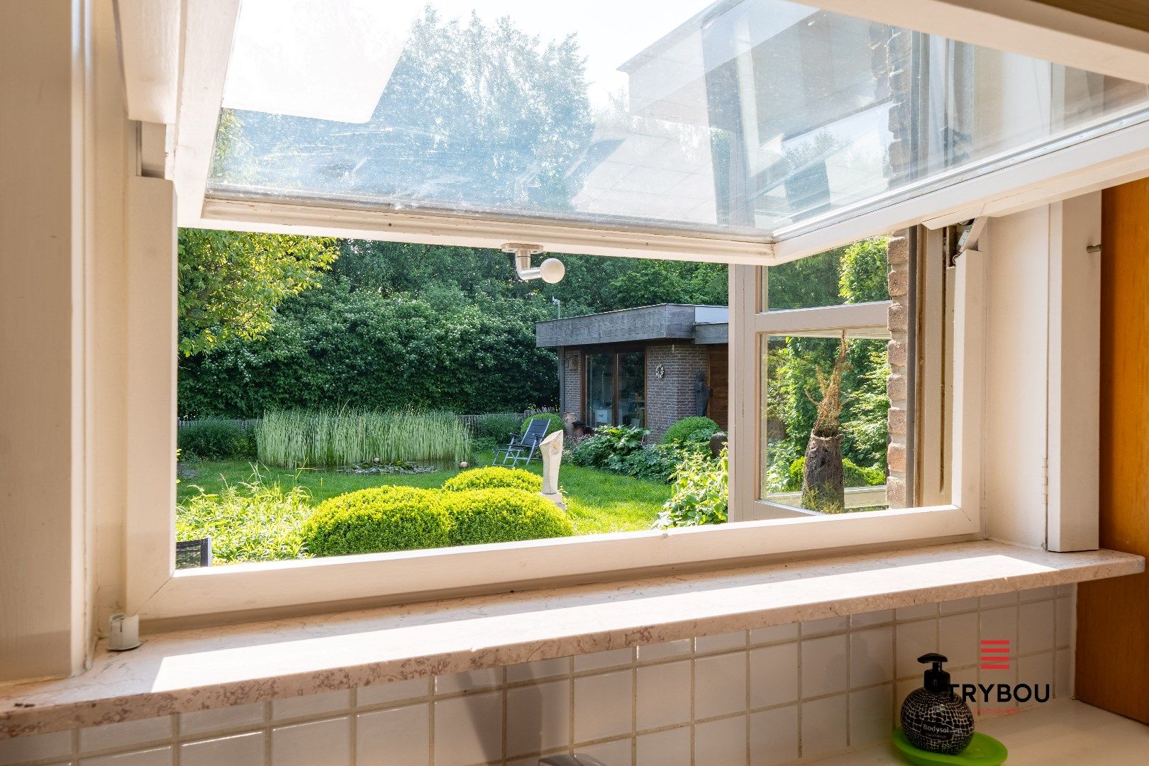 Unieke villa met atelier, aangelegde tuin en artistieke ziel foto 14