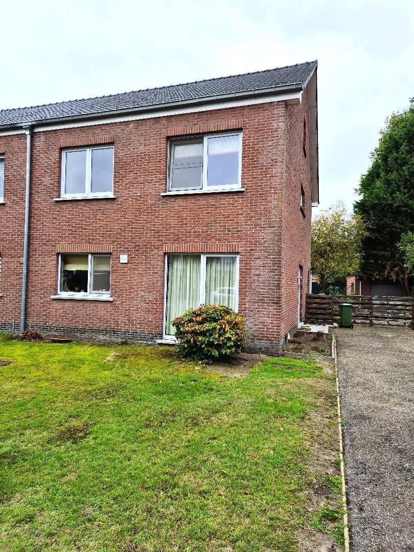 Ruime woning met mooie tuin. foto {{pictureIndex}}