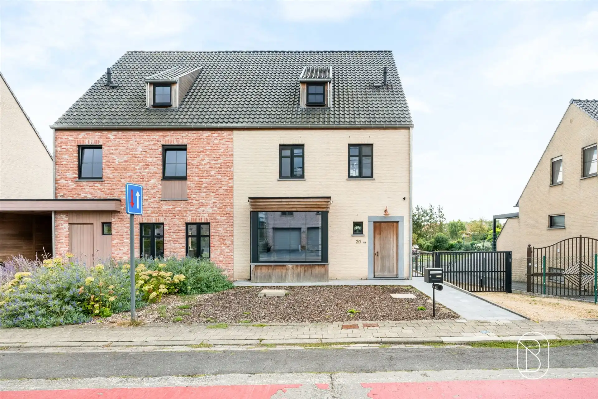 Recente halfopen bebouwing met 3 slpk, carport en tuin foto 2