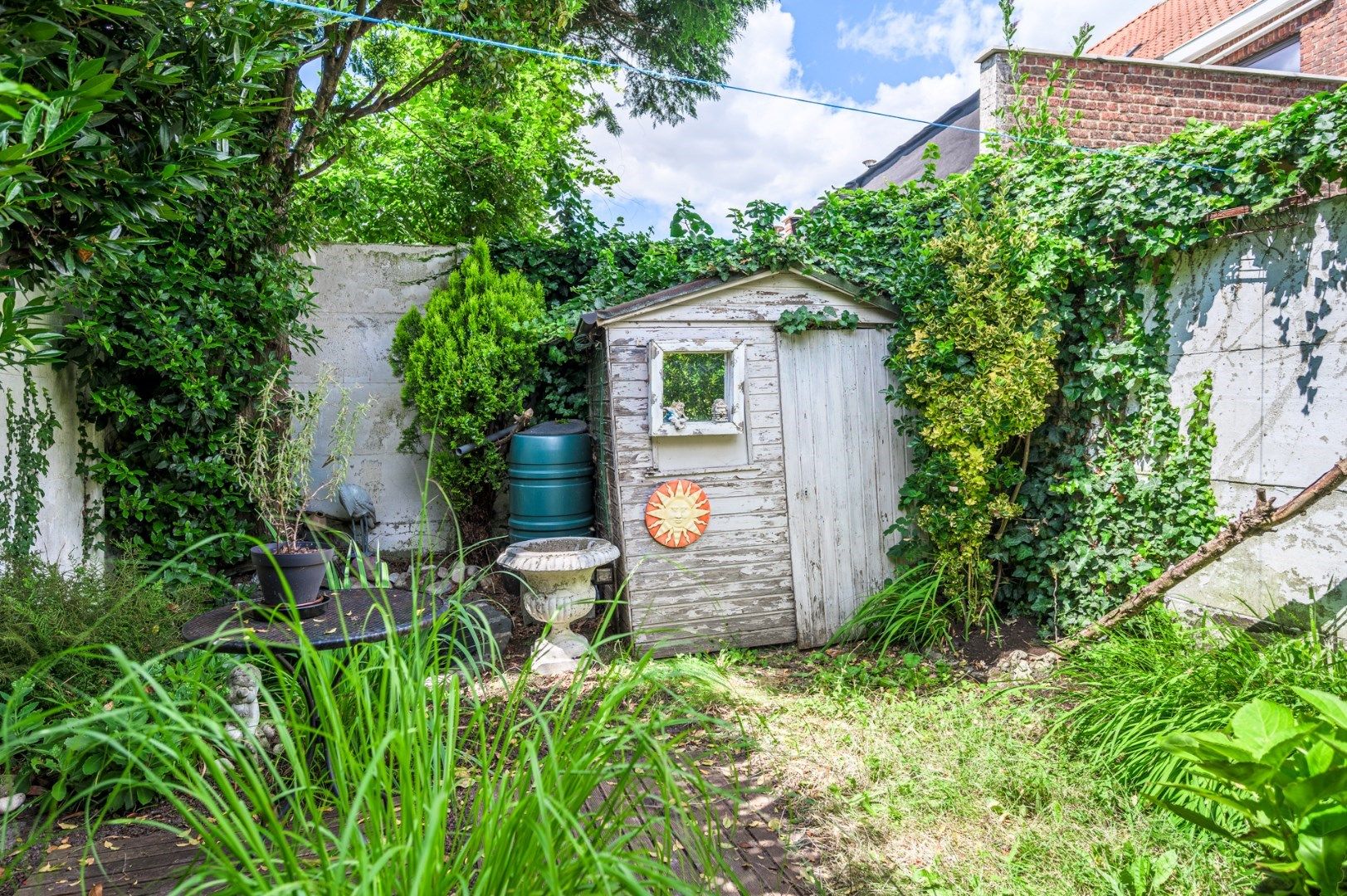 Gesloten bebouwing met stadstuin, oprit, garage en 4 kamers foto 16