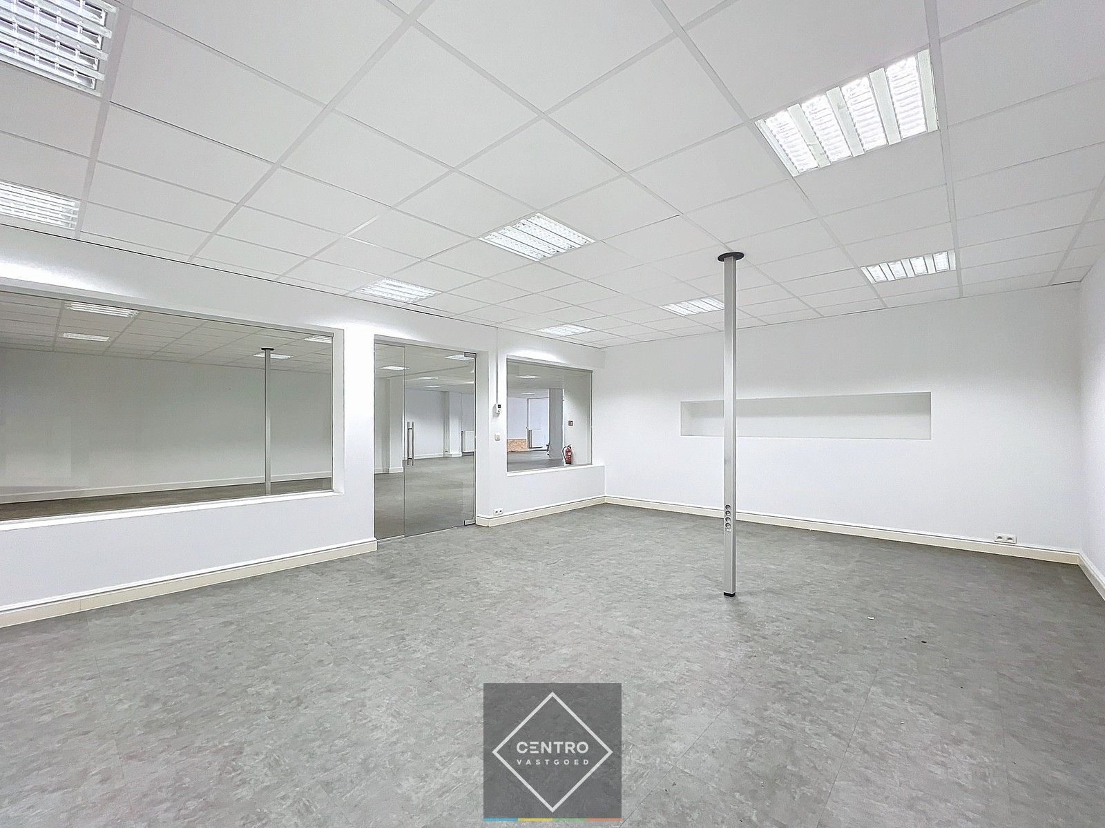 Unieke kantoorruimten van 660m² te Roeselare - dicht bij de Grote Markt aan zeer AANTREKKELIJKE prijs! foto 8