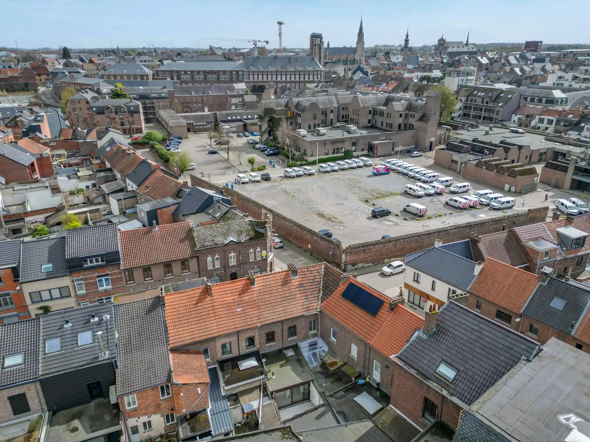 Op te knappen stadwoning op goede locatie foto 24