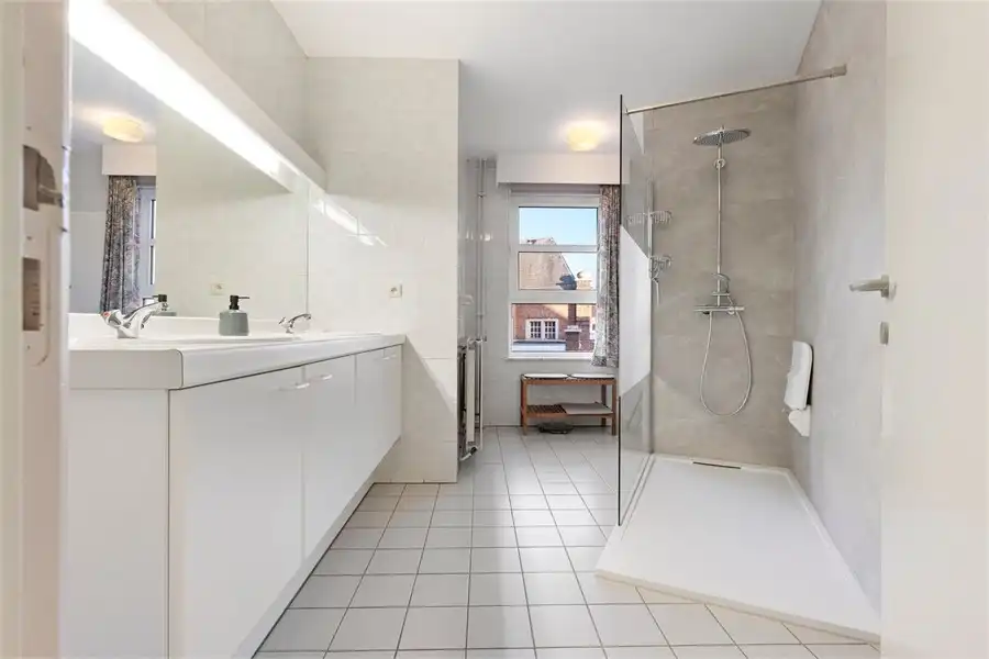 OPBRENGSTEIGENDOM MET HANDELSRUIMTE EN DUPLEX-APPARTEMENT IN SINT-TRUIDEN foto 28