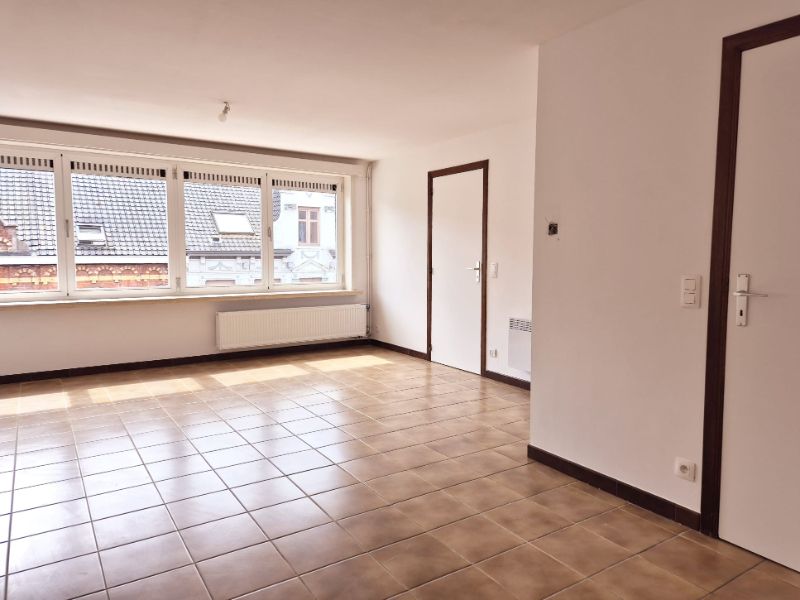 Roeselare-stadskern. Naast het Geytepark is dit vernieuwd twee-slaapkamerappartement gelegen op de tweede verdieping met prachtige zichten. Terras van 8.5m2. VERNIEUWD ! foto 3
